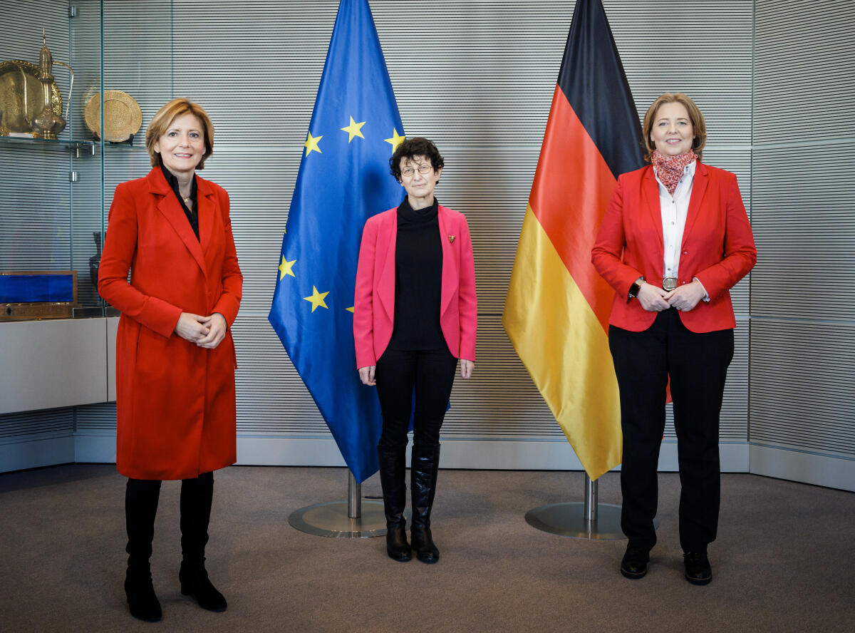 Bundestagspräsidentin Bärbel Bas (r), SPD, MdB, empfängt die Ministerpräsidentin von Rheinland-Pfalz Malu Dreyer (l), SPD, und Özlem Türeci (m), Delegierte der 17. Bundesversammlung, zu einem Gespräch im Reichstagsgebäude des Deutschen Bundestages. Bas, Bärbel; Dreyer, Malu; Türeci, Özlem Bundestagspräsidentin Bärbel Bas (r), SPD, MdB, empfängt die Ministerpräsidentin von Rheinland-Pfalz Malu Dreyer (l), SPD, und Özlem Türeci (m), Delegierte der 17. Bundesversammlung, zu einem Gespräch im Reichstagsgebäude des Deutschen Bundestages.