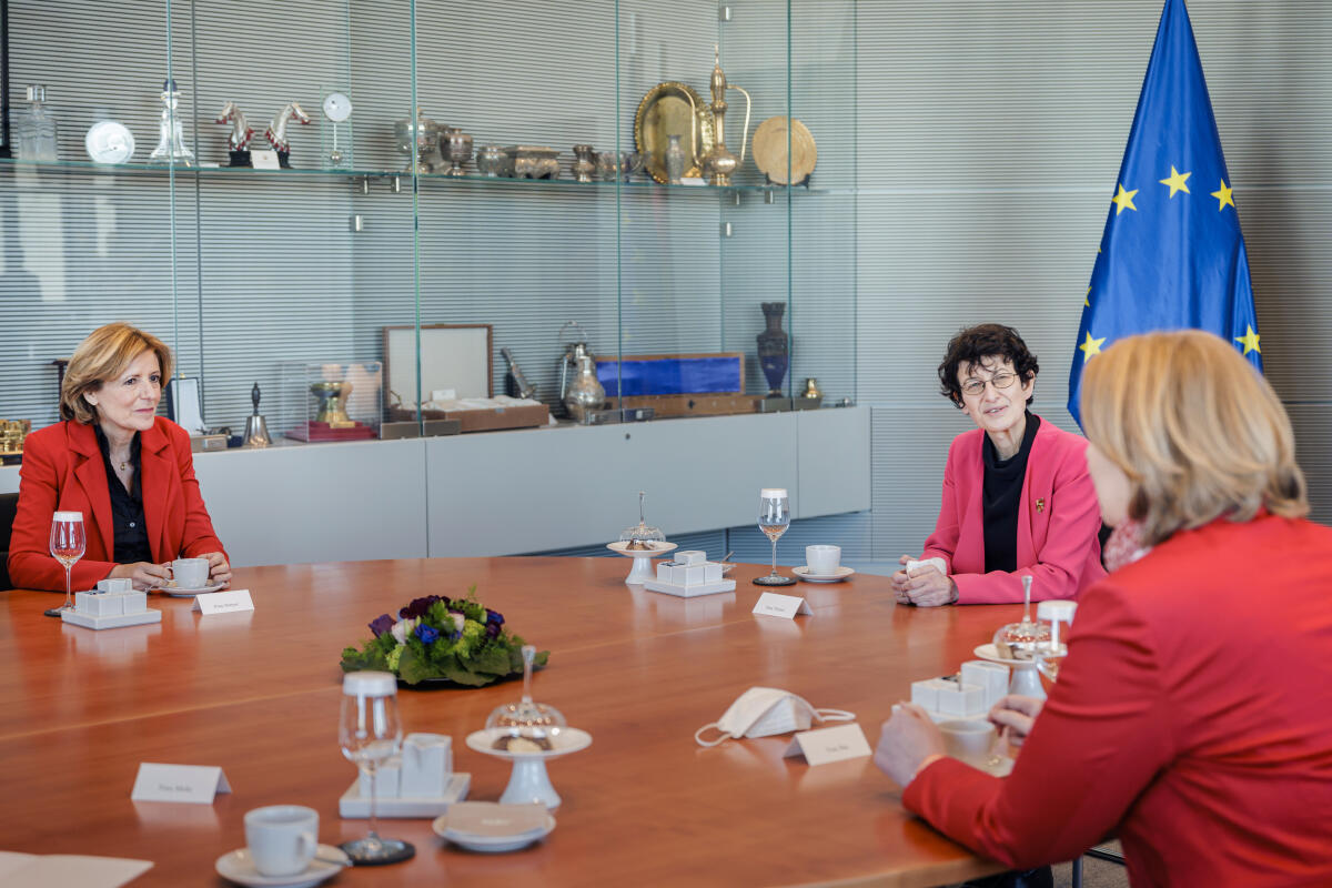 Bundestagspräsidentin Bärbel Bas (r), SPD, MdB, empfängt die Ministerpräsidentin von Rheinland-Pfalz Malu Dreyer (l), SPD, und Özlem Türeci (m), Delegierte der 17. Bundesversammlung, zu einem Gespräch im Reichstagsgebäude des Deutschen Bundestages. Bas, Bärbel; Dreyer, Malu; Türeci, Özlem Bundestagspräsidentin Bärbel Bas (r), SPD, MdB, empfängt die Ministerpräsidentin von Rheinland-Pfalz Malu Dreyer (l), SPD, und Özlem Türeci (m), Delegierte der 17. Bundesversammlung, zu einem Gespräch im Reichstagsgebäude des Deutschen Bundestages.