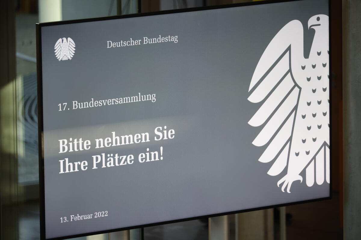 Die 17. Bundesversammlung tritt am Sonntag, 13. Februar 2022, im Paul-Löbe-Haus des Deutschen Bundestages zusammen, um das nächste Staatsoberhaupt zu wählen. Bundestagspräsidentin Bärbel Bas, SPD, MdB, leitet die Bundesversammlung. Die Versammlung wird aus den 736 Mitgliedern des Bundestages und ebenso vielen von den Volksvertretungen der 16 Bundesländer bestimmten Delegierten gebildet. Blick auf eine Bildschirmübertragung mit der Bitte um Einnahme der Plätze. Die 17. Bundesversammlung tritt am Sonntag, 13. Februar 2022, im Paul-Löbe-Haus des Deutschen Bundestages zusammen, um das nächste Staatsoberhaupt zu wählen. Bundestagspräsidentin Bärbel Bas, SPD, MdB, leitet die Bundesversammlung. Die Versammlung wird aus den 736 Mitgliedern des Bundestages und ebenso vielen von den Volksvertretungen der 16 Bundesländer bestimmten Delegierten gebildet. Blick auf eine Bildschirmübertragung mit der Bitte um Einnahme der Plätze.