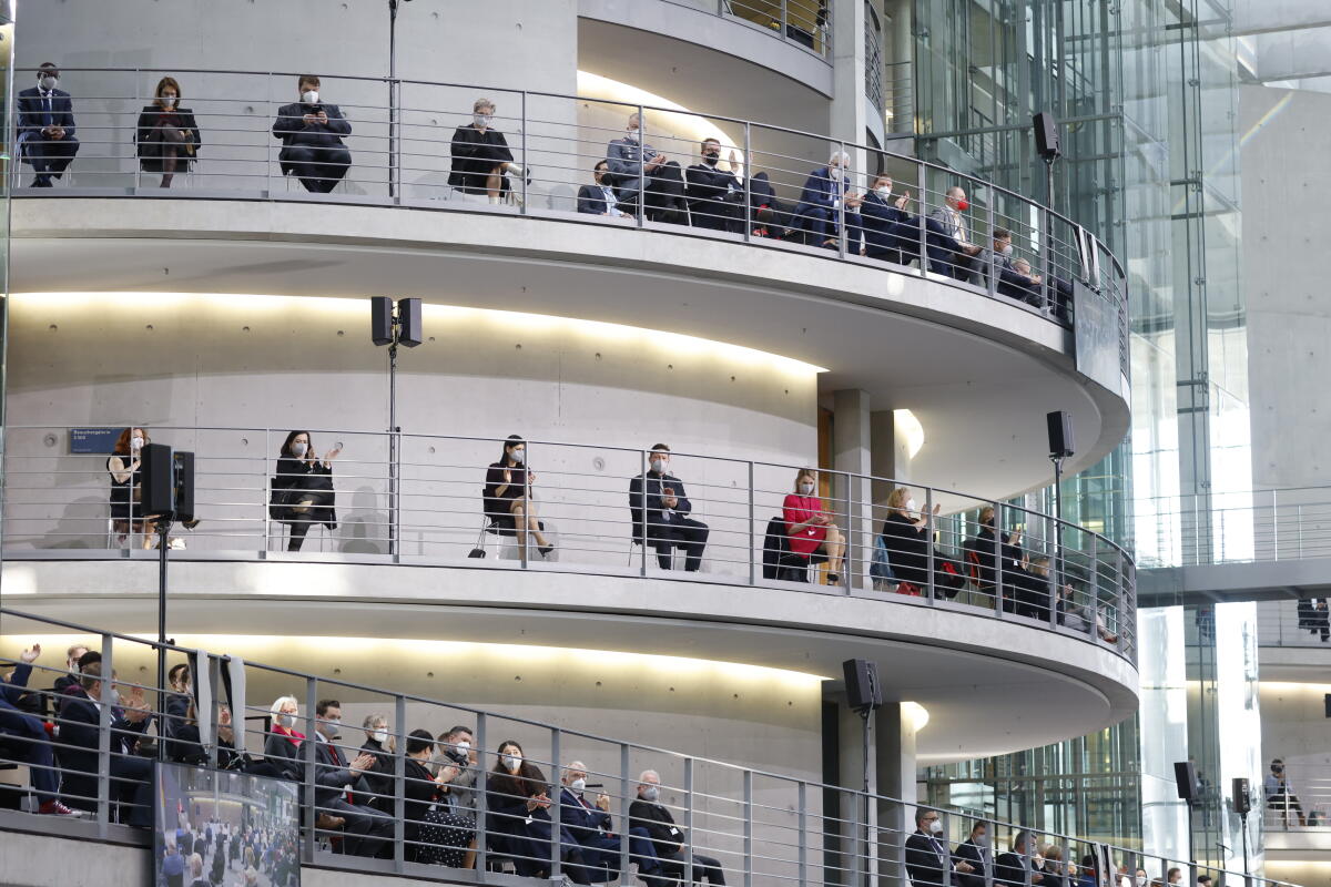 Die 17. Bundesversammlung tritt am Sonntag, 13. Februar 2022, im Paul-Löbe-Haus des Deutschen Bundestages zusammen, um das nächste Staatsoberhaupt zu wählen. Bundestagspräsidentin Bärbel Bas, SPD, MdB, leitet die Bundesversammlung. Die Versammlung wird aus den 736 Mitgliedern des Bundestages und ebenso vielen von den Volksvertretungen der 16 Bundesländer bestimmten Delegierten gebildet. Blick auf Delegierte, die auf mehreren Etagen vor den Sitzungssälen der Ausschüsse, die Bundesversammlung über Videomonitore verfolgen. Die 17. Bundesversammlung tritt am Sonntag, 13. Februar 2022, im Paul-Löbe-Haus des Deutschen Bundestages zusammen, um das nächste Staatsoberhaupt zu wählen. Bundestagspräsidentin Bärbel Bas, SPD, MdB, leitet die Bundesversammlung. Die Versammlung wird aus den 736 Mitgliedern des Bundestages und ebenso vielen von den Volksvertretungen der 16 Bundesländer bestimmten Delegierten gebildet. Blick auf Delegierte, die auf mehreren Etagen vor den Sitzungssälen der Ausschüsse, die Bundesversammlung über Videomonitore verfolgen.