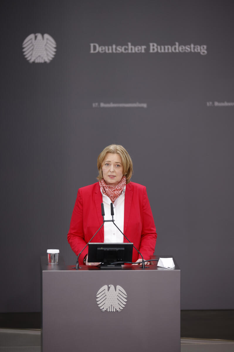 Die 17. Bundesversammlung tritt am Sonntag, 13. Februar 2022, im Paul-Löbe-Haus des Deutschen Bundestages zusammen, um das nächste Staatsoberhaupt zu wählen. Bundestagspräsidentin Bärbel Bas, SPD, MdB, leitet die Bundesversammlung. Die Versammlung wird aus den 736 Mitgliedern des Bundestages und ebenso vielen von den Volksvertretungen der 16 Bundesländer bestimmten Delegierten gebildet. Bundestagspräsidentin Bärbel Bas (im Bild), SPD, MdB, hält die Eröffnungsansprache. Bas, Bärbel Die 17. Bundesversammlung tritt am Sonntag, 13. Februar 2022, im Paul-Löbe-Haus des Deutschen Bundestages zusammen, um das nächste Staatsoberhaupt zu wählen. Bundestagspräsidentin Bärbel Bas, SPD, MdB, leitet die Bundesversammlung. Die Versammlung wird aus den 736 Mitgliedern des Bundestages und ebenso vielen von den Volksvertretungen der 16 Bundesländer bestimmten Delegierten gebildet. Bundestagspräsidentin Bärbel Bas (im Bild), SPD, MdB, hält die Eröffnungsansprache.