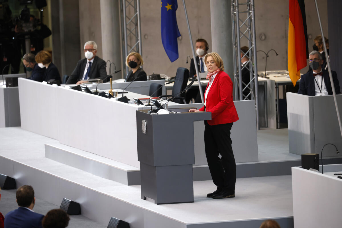 Die 17. Bundesversammlung tritt am Sonntag, 13. Februar 2022, im Paul-Löbe-Haus des Deutschen Bundestages zusammen, um das nächste Staatsoberhaupt zu wählen. Bundestagspräsidentin Bärbel Bas, SPD, MdB, leitet die Bundesversammlung. Die Versammlung wird aus den 736 Mitgliedern des Bundestages und ebenso vielen von den Volksvertretungen der 16 Bundesländer bestimmten Delegierten gebildet. Bundestagspräsidentin Bärbel Bas (m), SPD, MdB, hält die Eröffnungsansprache. Bas, Bärbel Die 17. Bundesversammlung tritt am Sonntag, 13. Februar 2022, im Paul-Löbe-Haus des Deutschen Bundestages zusammen, um das nächste Staatsoberhaupt zu wählen. Bundestagspräsidentin Bärbel Bas, SPD, MdB, leitet die Bundesversammlung. Die Versammlung wird aus den 736 Mitgliedern des Bundestages und ebenso vielen von den Volksvertretungen der 16 Bundesländer bestimmten Delegierten gebildet. Bundestagspräsidentin Bärbel Bas (m), SPD, MdB, hält die Eröffnungsansprache.