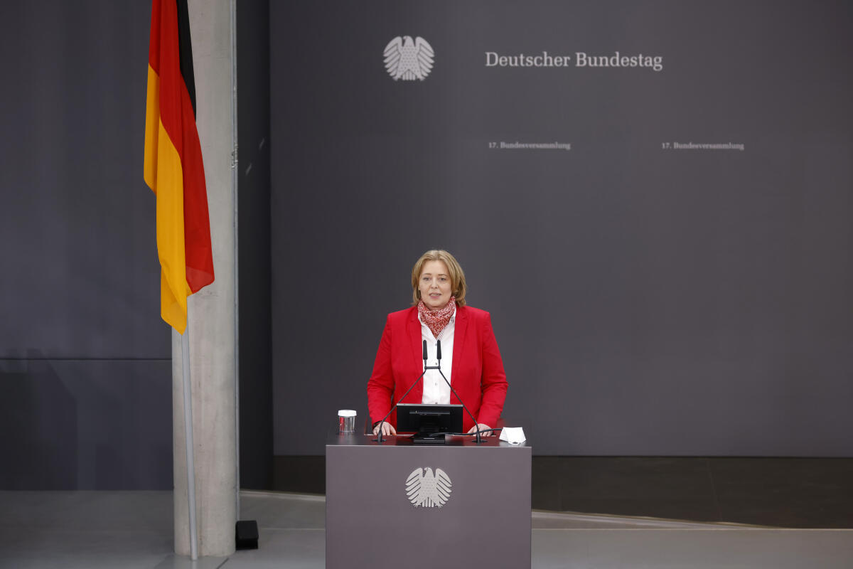 Die 17. Bundesversammlung tritt am Sonntag, 13. Februar 2022, im Paul-Löbe-Haus des Deutschen Bundestages zusammen, um das nächste Staatsoberhaupt zu wählen. Bundestagspräsidentin Bärbel Bas, SPD, MdB, leitet die Bundesversammlung. Die Versammlung wird aus den 736 Mitgliedern des Bundestages und ebenso vielen von den Volksvertretungen der 16 Bundesländer bestimmten Delegierten gebildet. Bundestagspräsidentin Bärbel Bas, SPD, MdB, hält die Eröffnungsansprache. Bas, Bärbel Die 17. Bundesversammlung tritt am Sonntag, 13. Februar 2022, im Paul-Löbe-Haus des Deutschen Bundestages zusammen, um das nächste Staatsoberhaupt zu wählen. Bundestagspräsidentin Bärbel Bas, SPD, MdB, leitet die Bundesversammlung. Die Versammlung wird aus den 736 Mitgliedern des Bundestages und ebenso vielen von den Volksvertretungen der 16 Bundesländer bestimmten Delegierten gebildet. Bundestagspräsidentin Bärbel Bas, SPD, MdB, hält die Eröffnungsansprache.