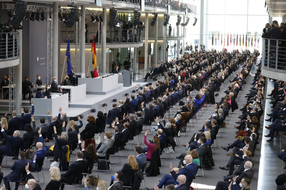 Die 17. Bundesversammlung tritt am Sonntag, 13. Februar 2022, im Paul-Löbe-Haus des Deutschen Bundestages zusammen, um das nächste Staatsoberhaupt zu wählen. Bundestagspräsidentin Bärbel Bas, SPD, MdB, leitet die Bundesversammlung. Die Versammlung wird aus den 736 Mitgliedern des Bundestages und ebenso vielen von den Volksvertretungen der 16 Bundesländer bestimmten Delegierten gebildet. Blick auf das Foyer das Paul-Löbe-Hauses mit den Delegierten. Die 17. Bundesversammlung tritt am Sonntag, 13. Februar 2022, im Paul-Löbe-Haus des Deutschen Bundestages zusammen, um das nächste Staatsoberhaupt zu wählen. Bundestagspräsidentin Bärbel Bas, SPD, MdB, leitet die Bundesversammlung. Die Versammlung wird aus den 736 Mitgliedern des Bundestages und ebenso vielen von den Volksvertretungen der 16 Bundesländer bestimmten Delegierten gebildet. Blick auf das Foyer das Paul-Löbe-Hauses mit den Delegierten.