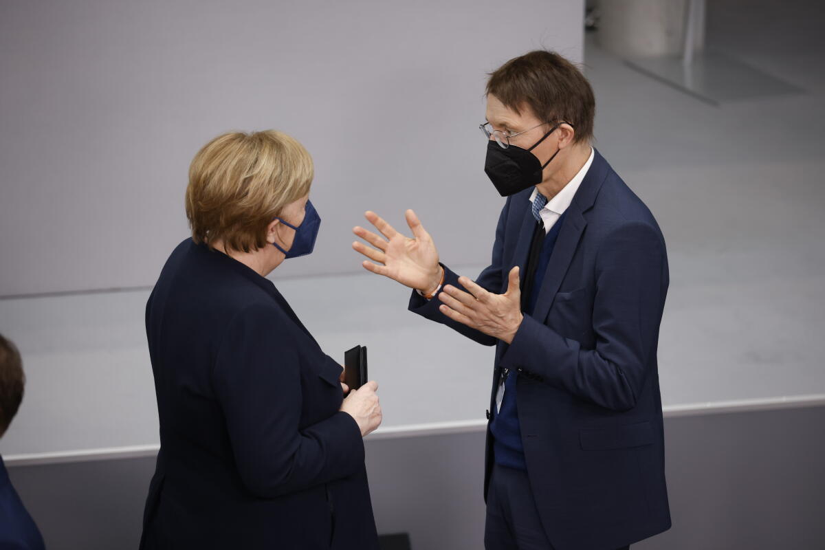 Die 17. Bundesversammlung tritt am Sonntag, 13. Februar 2022, im Paul-Löbe-Haus des Deutschen Bundestages zusammen, um das nächste Staatsoberhaupt zu wählen. Bundestagspräsidentin Bärbel Bas, SPD, MdB, leitet die Bundesversammlung. Die Versammlung wird aus den 736 Mitgliedern des Bundestages und ebenso vielen von den Volksvertretungen der 16 Bundesländer bestimmten Delegierten gebildet. Gesundheitsminister Prof. Dr. Karl Lauterbach (r), SPD, MdB, im Gespräch mit Bundeskanzlerin a. D. Dr. Angela Merkel (l). Lauterbach, Karl; Merkel, Angela Die 17. Bundesversammlung tritt am Sonntag, 13. Februar 2022, im Paul-Löbe-Haus des Deutschen Bundestages zusammen, um das nächste Staatsoberhaupt zu wählen. Bundestagspräsidentin Bärbel Bas, SPD, MdB, leitet die Bundesversammlung. Die Versammlung wird aus den 736 Mitgliedern des Bundestages und ebenso vielen von den Volksvertretungen der 16 Bundesländer bestimmten Delegierten gebildet. Gesundheitsminister Prof. Dr. Karl Lauterbach (r), SPD, MdB, im Gespräch mit Bundeskanzlerin a. D. Dr. Angela Merkel (l).