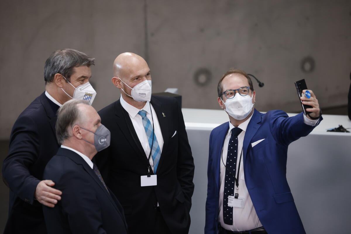 Dobrindt, Alexander; Söder, Markus; Gerst, Alexander Die 17. Bundesversammlung tritt am Sonntag, 13. Februar 2022, im Paul-Löbe-Haus des Deutschen Bundestages zusammen, um das nächste Staatsoberhaupt zu wählen. Bundestagspräsidentin Bärbel Bas, SPD, MdB, leitet die Bundesversammlung. Die Versammlung wird aus den 736 Mitgliedern des Bundestages und ebenso vielen von den Volksvertretungen der 16 Bundesländer bestimmten Delegierten gebildet. Alexander Dobrindt (r), CDU/CSU, MdB, nimmt ein Selfie mit Geophysiker und Astronaut Alexander Gerst (2vr) und dem Ministerpräsidenten des Freistaates Bayern Markus Söder (l), CSU, MdL, auf.