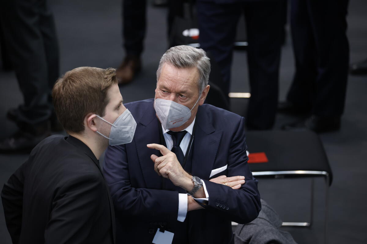 Die 17. Bundesversammlung tritt am Sonntag, 13. Februar 2022, im Paul-Löbe-Haus des Deutschen Bundestages zusammen, um das nächste Staatsoberhaupt zu wählen. Bundestagspräsidentin Bärbel Bas, SPD, MdB, leitet die Bundesversammlung. Die Versammlung wird aus den 736 Mitgliedern des Bundestages und ebenso vielen von den Volksvertretungen der 16 Bundesländer bestimmten Delegierten gebildet. Musiker Roland Kaiser (r), im Gespräch mit Generalsekretär Kevin Kühnert (l), SPD, MdB. Kaiser, Roland; Kühnert, Kevin Die 17. Bundesversammlung tritt am Sonntag, 13. Februar 2022, im Paul-Löbe-Haus des Deutschen Bundestages zusammen, um das nächste Staatsoberhaupt zu wählen. Bundestagspräsidentin Bärbel Bas, SPD, MdB, leitet die Bundesversammlung. Die Versammlung wird aus den 736 Mitgliedern des Bundestages und ebenso vielen von den Volksvertretungen der 16 Bundesländer bestimmten Delegierten gebildet. Musiker Roland Kaiser (r), im Gespräch mit Generalsekretär Kevin Kühnert (l), SPD, MdB.