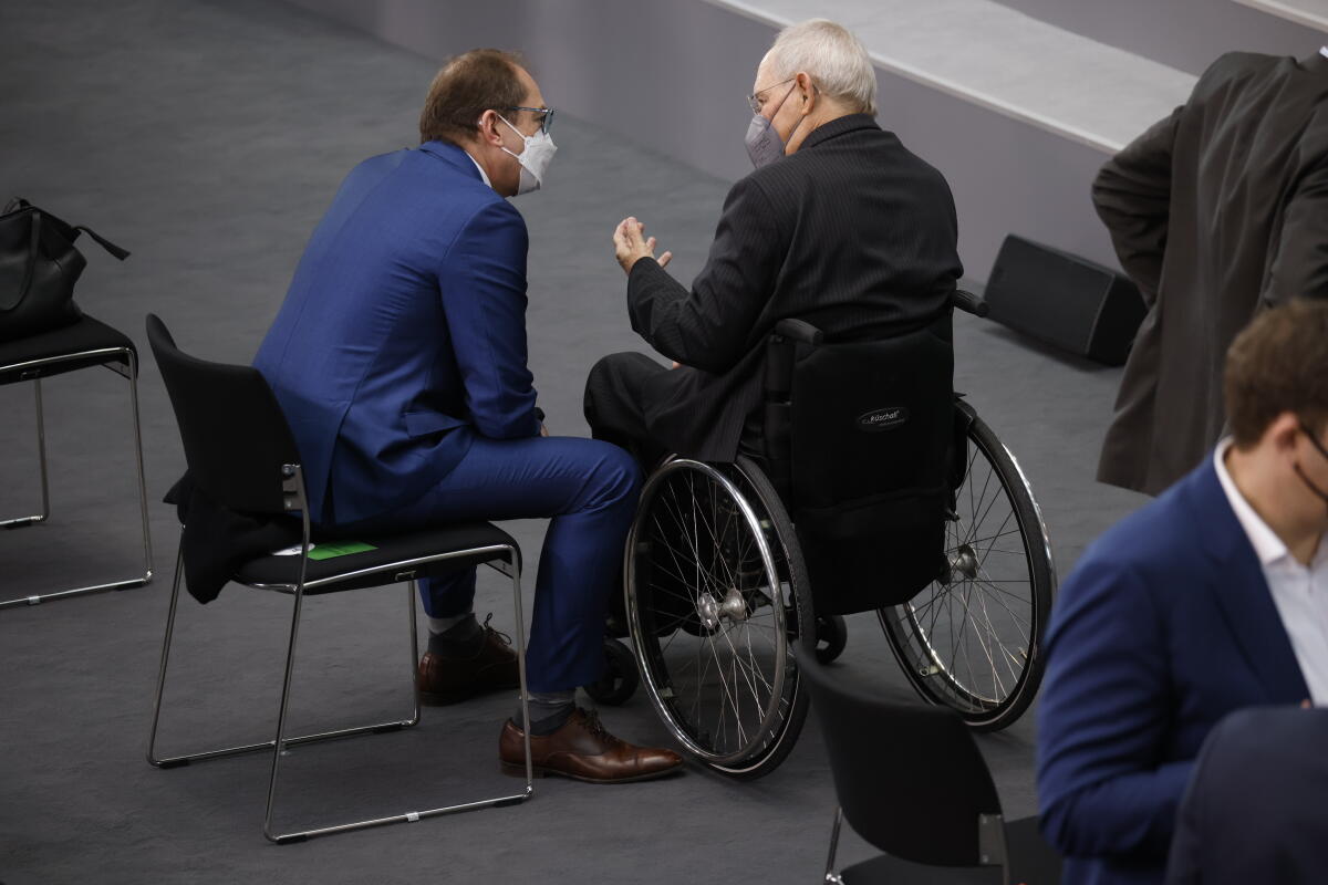 Die 17. Bundesversammlung tritt am Sonntag, 13. Februar 2022, im Paul-Löbe-Haus des Deutschen Bundestages zusammen, um das nächste Staatsoberhaupt zu wählen. Bundestagspräsidentin Bärbel Bas, SPD, MdB, leitet die Bundesversammlung. Die Versammlung wird aus den 736 Mitgliedern des Bundestages und ebenso vielen von den Volksvertretungen der 16 Bundesländer bestimmten Delegierten gebildet. Bundestagspräsident a. D. Dr. Wolfgang Schäuble (r), CDU/CSU, MdB, im Gespräch mit Alexander Dobrindt (l), CDU/CSU, MdB. Dobrindt, Alexander; Schäuble, Wolfgang Die 17. Bundesversammlung tritt am Sonntag, 13. Februar 2022, im Paul-Löbe-Haus des Deutschen Bundestages zusammen, um das nächste Staatsoberhaupt zu wählen. Bundestagspräsidentin Bärbel Bas, SPD, MdB, leitet die Bundesversammlung. Die Versammlung wird aus den 736 Mitgliedern des Bundestages und ebenso vielen von den Volksvertretungen der 16 Bundesländer bestimmten Delegierten gebildet. Bundestagspräsident a. D. Dr. Wolfgang Schäuble (r), CDU/CSU, MdB, im Gespräch mit Alexander Dobrindt (l), CDU/CSU, MdB.