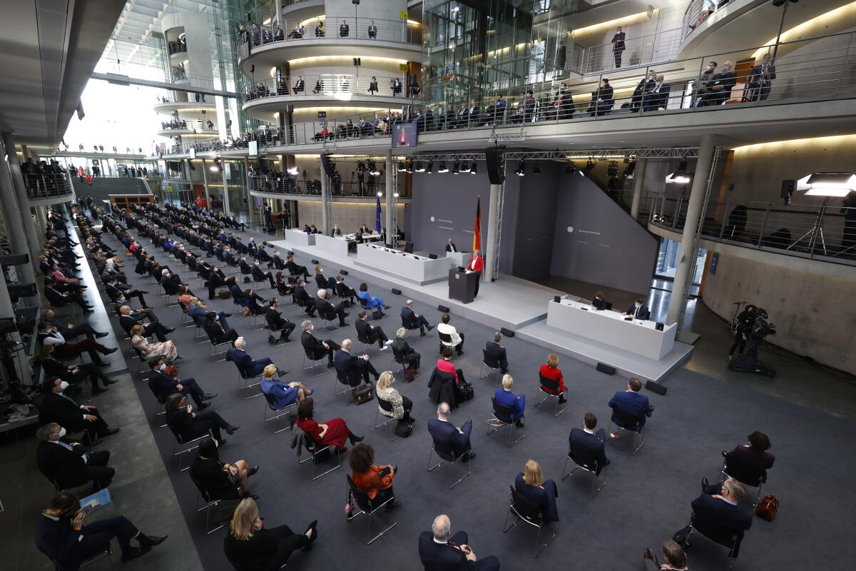Die 17. Bundesversammlung tritt am Sonntag, 13. Februar 2022, im Paul-Löbe-Haus des Deutschen Bundestages zusammen, um das nächste Staatsoberhaupt zu wählen. Bundestagspräsidentin Bärbel Bas, SPD, MdB, leitet die Bundesversammlung. Die Versammlung wird aus den 736 Mitgliedern des Bundestages und ebenso vielen von den Volksvertretungen der 16 Bundesländer bestimmten Delegierten gebildet. Blick auf Delegierte, die auf mehreren Etagen und im Foyer des Paul-Löbe-Hauses, die Bundesversammlung über Videomonitore verfolgen. Die 17. Bundesversammlung tritt am Sonntag, 13. Februar 2022, im Paul-Löbe-Haus des Deutschen Bundestages zusammen, um das nächste Staatsoberhaupt zu wählen. Bundestagspräsidentin Bärbel Bas, SPD, MdB, leitet die Bundesversammlung. Die Versammlung wird aus den 736 Mitgliedern des Bundestages und ebenso vielen von den Volksvertretungen der 16 Bundesländer bestimmten Delegierten gebildet. Blick auf Delegierte, die auf mehreren Etagen und im Foyer des Paul-Löbe-Hauses, die Bundesversammlung über Videomonitore verfolgen.