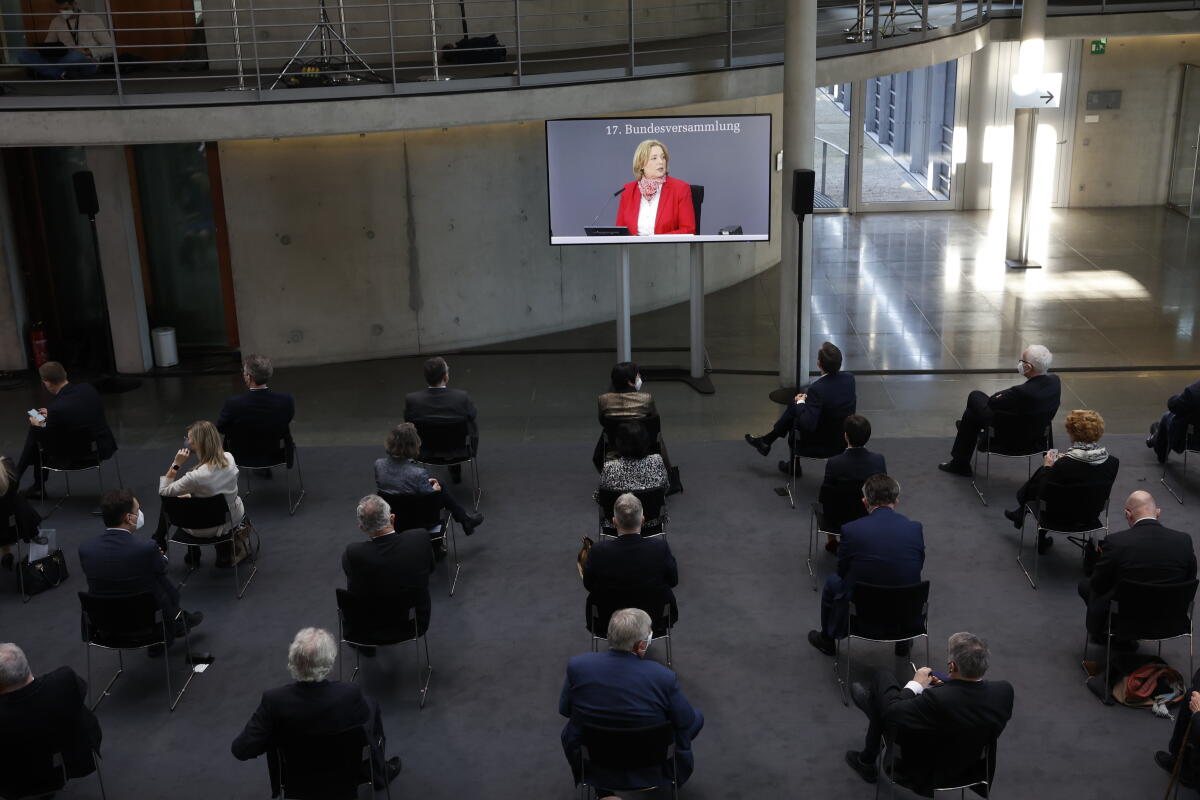 Die 17. Bundesversammlung tritt am Sonntag, 13. Februar 2022, im Paul-Löbe-Haus des Deutschen Bundestages zusammen, um das nächste Staatsoberhaupt zu wählen. Bundestagspräsidentin Bärbel Bas, SPD, MdB, leitet die Bundesversammlung. Die Versammlung wird aus den 736 Mitgliedern des Bundestages und ebenso vielen von den Volksvertretungen der 16 Bundesländer bestimmten Delegierten gebildet. Delegierte verfolgen die Bundesversammlung auf einem Bildschirm im Foyer des Paul-Löbe-Hauses. Die 17. Bundesversammlung tritt am Sonntag, 13. Februar 2022, im Paul-Löbe-Haus des Deutschen Bundestages zusammen, um das nächste Staatsoberhaupt zu wählen. Bundestagspräsidentin Bärbel Bas, SPD, MdB, leitet die Bundesversammlung. Die Versammlung wird aus den 736 Mitgliedern des Bundestages und ebenso vielen von den Volksvertretungen der 16 Bundesländer bestimmten Delegierten gebildet. Delegierte verfolgen die Bundesversammlung auf einem Bildschirm im Foyer des Paul-Löbe-Hauses.