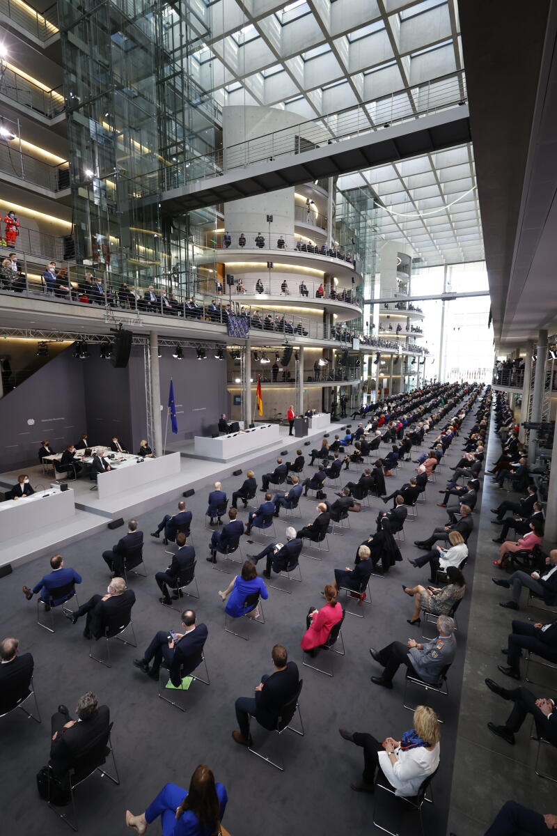 Die 17. Bundesversammlung tritt am Sonntag, 13. Februar 2022, im Paul-Löbe-Haus des Deutschen Bundestages zusammen, um das nächste Staatsoberhaupt zu wählen. Bundestagspräsidentin Bärbel Bas, SPD, MdB, leitet die Bundesversammlung. Die Versammlung wird aus den 736 Mitgliedern des Bundestages und ebenso vielen von den Volksvertretungen der 16 Bundesländer bestimmten Delegierten gebildet. Blick auf Delegierte, die auf mehreren Etagen vor den Sitzungssälen der Ausschüsse und im Foyer des Paul-Löbe-Hauses, die Bundesversammlung über Videomonitore verfolgen. Die 17. Bundesversammlung tritt am Sonntag, 13. Februar 2022, im Paul-Löbe-Haus des Deutschen Bundestages zusammen, um das nächste Staatsoberhaupt zu wählen. Bundestagspräsidentin Bärbel Bas, SPD, MdB, leitet die Bundesversammlung. Die Versammlung wird aus den 736 Mitgliedern des Bundestages und ebenso vielen von den Volksvertretungen der 16 Bundesländer bestimmten Delegierten gebildet. Blick auf Delegierte, die auf mehreren Etagen vor den Sitzungssälen der Ausschüsse und im Foyer des Paul-Löbe-Hauses, die Bundesversammlung über Videomonitore verfolgen.