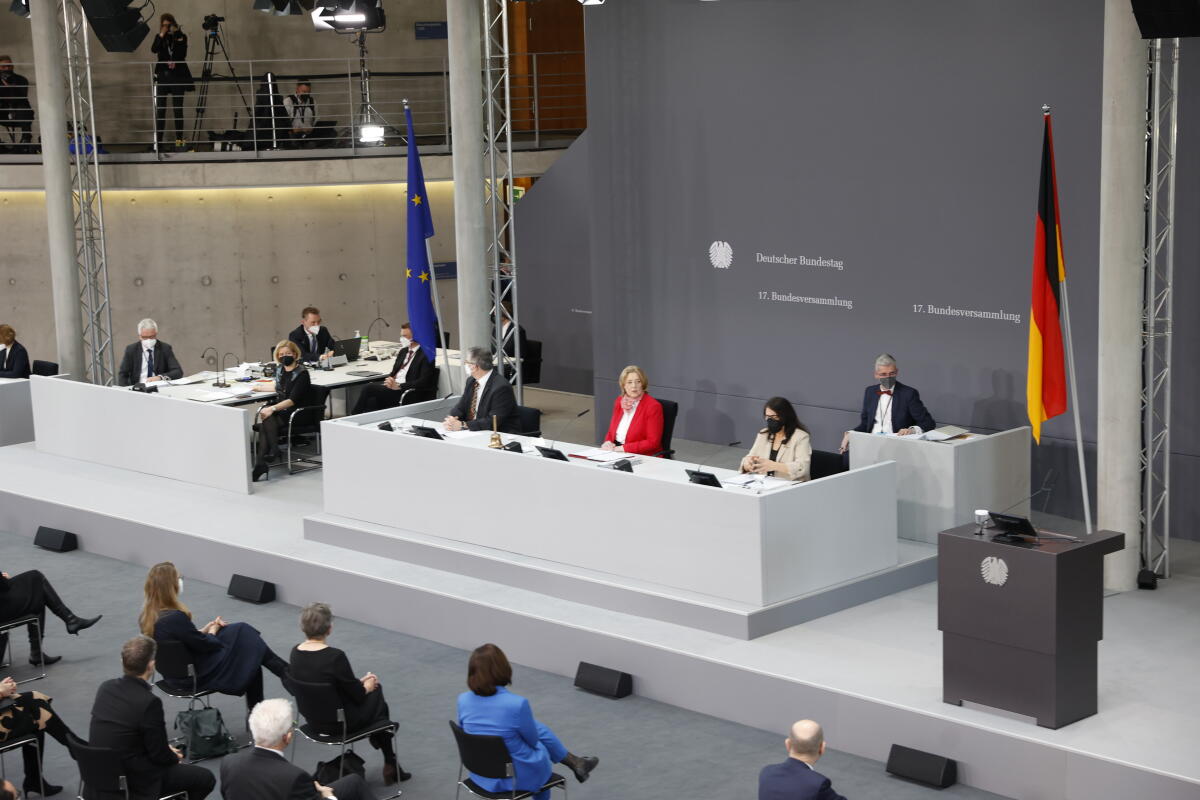 Die 17. Bundesversammlung tritt am Sonntag, 13. Februar 2022, im Paul-Löbe-Haus des Deutschen Bundestages zusammen, um das nächste Staatsoberhaupt zu wählen. Bundestagspräsidentin Bärbel Bas, SPD, MdB, leitet die Bundesversammlung. Die Versammlung wird aus den 736 Mitgliedern des Bundestages und ebenso vielen von den Volksvertretungen der 16 Bundesländer bestimmten Delegierten gebildet. Blick auf das Präsidium. Die 17. Bundesversammlung tritt am Sonntag, 13. Februar 2022, im Paul-Löbe-Haus des Deutschen Bundestages zusammen, um das nächste Staatsoberhaupt zu wählen. Bundestagspräsidentin Bärbel Bas, SPD, MdB, leitet die Bundesversammlung. Die Versammlung wird aus den 736 Mitgliedern des Bundestages und ebenso vielen von den Volksvertretungen der 16 Bundesländer bestimmten Delegierten gebildet. Blick auf das Präsidium.