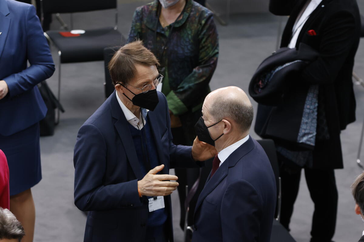 Lauterbach, Karl; Scholz, Olaf Die 17. Bundesversammlung tritt am Sonntag, 13. Februar 2022, im Paul-Löbe-Haus des Deutschen Bundestages zusammen, um das nächste Staatsoberhaupt zu wählen. Bundestagspräsidentin Bärbel Bas, SPD, MdB, leitet die Bundesversammlung. Die Versammlung wird aus den 736 Mitgliedern des Bundestages und ebenso vielen von den Volksvertretungen der 16 Bundesländer bestimmten Delegierten gebildet. Bundeskanzler Olaf Scholz (r), SPD, MdB, im Gespräch mit dem Bundesgesundheitsminister Prof. Dr. Karl Lauterbach (l), SPD, MdB.