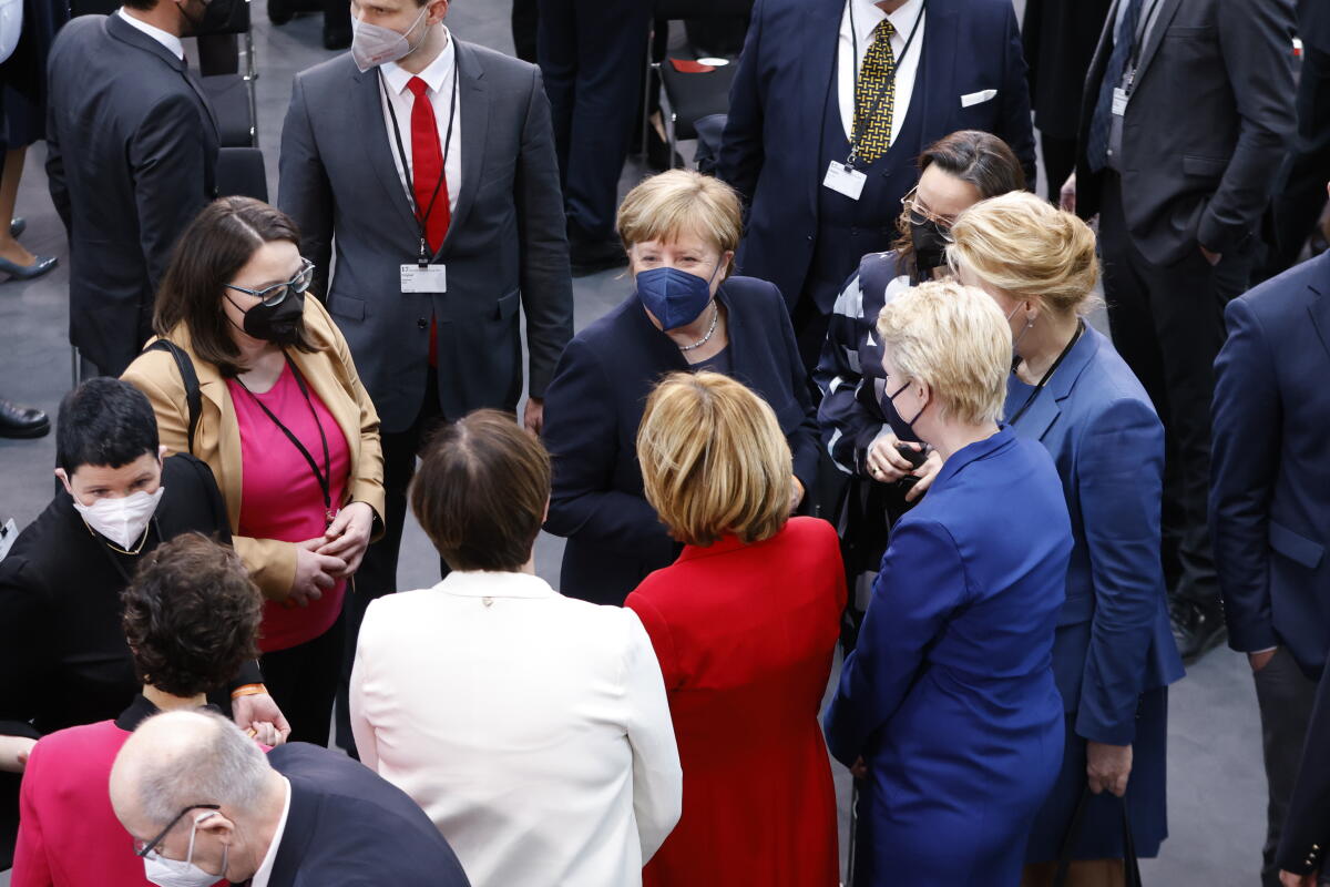 Die 17. Bundesversammlung tritt am Sonntag, 13. Februar 2022, im Paul-Löbe-Haus des Deutschen Bundestages zusammen, um das nächste Staatsoberhaupt zu wählen. Bundestagspräsidentin Bärbel Bas, SPD, MdB, leitet die Bundesversammlung. Die Versammlung wird aus den 736 Mitgliedern des Bundestages und ebenso vielen von den Volksvertretungen der 16 Bundesländer bestimmten Delegierten gebildet. Bundeskanzlerin a. D. Dr. Angela Merkel (m) bei der 17. Bundesversammlung. Merkel, Angela Die 17. Bundesversammlung tritt am Sonntag, 13. Februar 2022, im Paul-Löbe-Haus des Deutschen Bundestages zusammen, um das nächste Staatsoberhaupt zu wählen. Bundestagspräsidentin Bärbel Bas, SPD, MdB, leitet die Bundesversammlung. Die Versammlung wird aus den 736 Mitgliedern des Bundestages und ebenso vielen von den Volksvertretungen der 16 Bundesländer bestimmten Delegierten gebildet. Bundeskanzlerin a. D. Dr. Angela Merkel (m) bei der 17. Bundesversammlung.