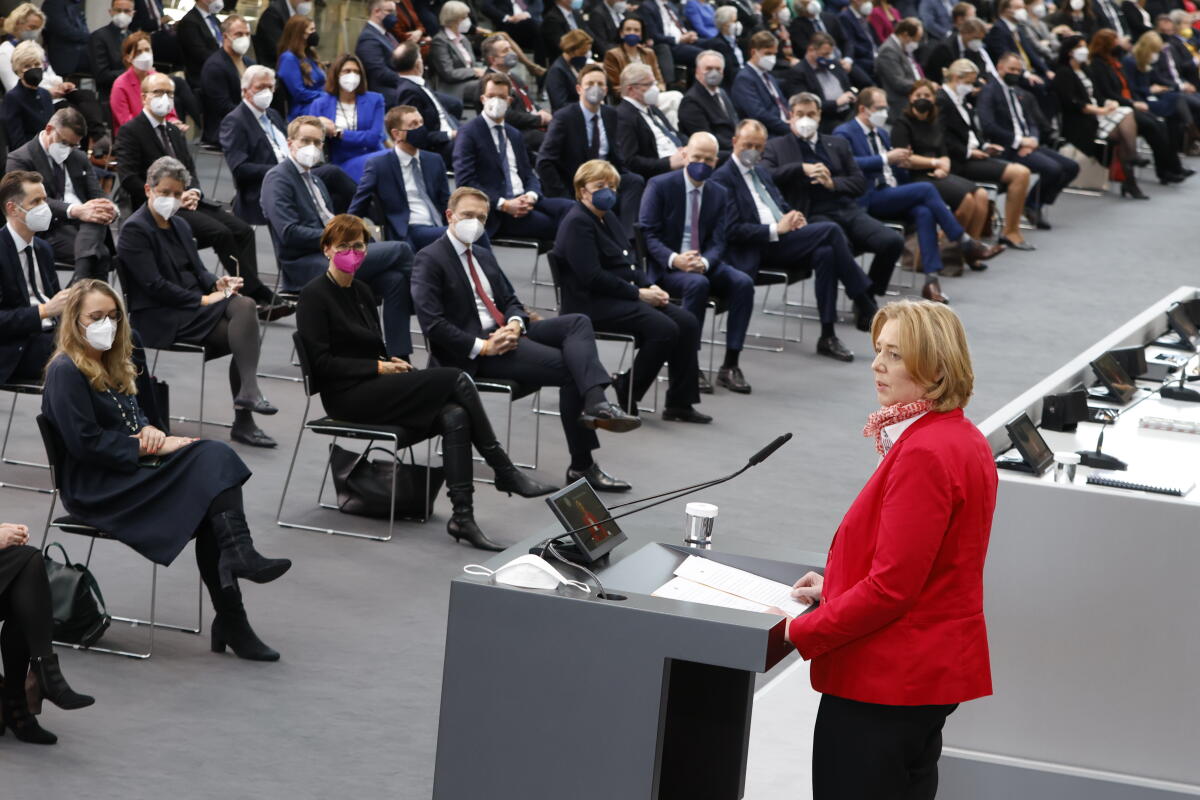 Die 17. Bundesversammlung tritt am Sonntag, 13. Februar 2022, im Paul-Löbe-Haus des Deutschen Bundestages zusammen, um das nächste Staatsoberhaupt zu wählen. Bundestagspräsidentin Bärbel Bas, SPD, MdB, leitet die Bundesversammlung. Die Versammlung wird aus den 736 Mitgliedern des Bundestages und ebenso vielen von den Volksvertretungen der 16 Bundesländer bestimmten Delegierten gebildet. Bundestagspräsidentin Bärbel Bas (r), SPD, MdB, hält die Eröffnungsansprache. Bas, Bärbel Die 17. Bundesversammlung tritt am Sonntag, 13. Februar 2022, im Paul-Löbe-Haus des Deutschen Bundestages zusammen, um das nächste Staatsoberhaupt zu wählen. Bundestagspräsidentin Bärbel Bas, SPD, MdB, leitet die Bundesversammlung. Die Versammlung wird aus den 736 Mitgliedern des Bundestages und ebenso vielen von den Volksvertretungen der 16 Bundesländer bestimmten Delegierten gebildet. Bundestagspräsidentin Bärbel Bas (r), SPD, MdB, hält die Eröffnungsansprache.