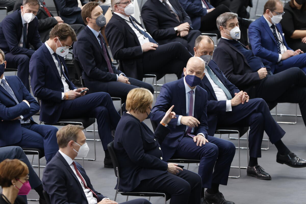 Die 17. Bundesversammlung tritt am Sonntag, 13. Februar 2022, im Paul-Löbe-Haus des Deutschen Bundestages zusammen, um das nächste Staatsoberhaupt zu wählen. Bundestagspräsidentin Bärbel Bas, SPD, MdB, leitet die Bundesversammlung. Die Versammlung wird aus den 736 Mitgliedern des Bundestages und ebenso vielen von den Volksvertretungen der 16 Bundesländer bestimmten Delegierten gebildet. Blick auf die Delegierten (1. Reihe vlnr): Bundesfinanzminister Christian Lindner, FDP, MdB, Bundeskanzlerin a. D. Dr. Angela Merkel, Ralph Brinkhaus, CDU/CSU, MdB, Friedrich Merz, CDU/CSU, MdB, Ministerpräsident des Freistaates Bayern Markus Söder, MdL, und Alexander Dobrindt, CDU/CSU, MdB. Lindner, Christian; Merkel, Angela; Söder, Markus; Merz, Friedrich; Dobrindt, Alexander; Brinkhaus, Ralph Die 17. Bundesversammlung tritt am Sonntag, 13. Februar 2022, im Paul-Löbe-Haus des Deutschen Bundestages zusammen, um das nächste Staatsoberhaupt zu wählen. Bundestagspräsidentin Bärbel Bas, SPD, MdB, leitet die Bundesversammlung. Die Versammlung wird aus den 736 Mitgliedern des Bundestages und ebenso vielen von den Volksvertretungen der 16 Bundesländer bestimmten Delegierten gebildet. Blick auf die Delegierten (1. Reihe vlnr): Bundesfinanzminister Christian Lindner, FDP, MdB, Bundeskanzlerin a. D. Dr. Angela Merkel, Ralph Brinkhaus, CDU/CSU, MdB, Friedrich Merz, CDU/CSU, MdB, Ministerpräsident des Freistaates Bayern Markus Söder, MdL, und Alexander Dobrindt, CDU/CSU, MdB.
