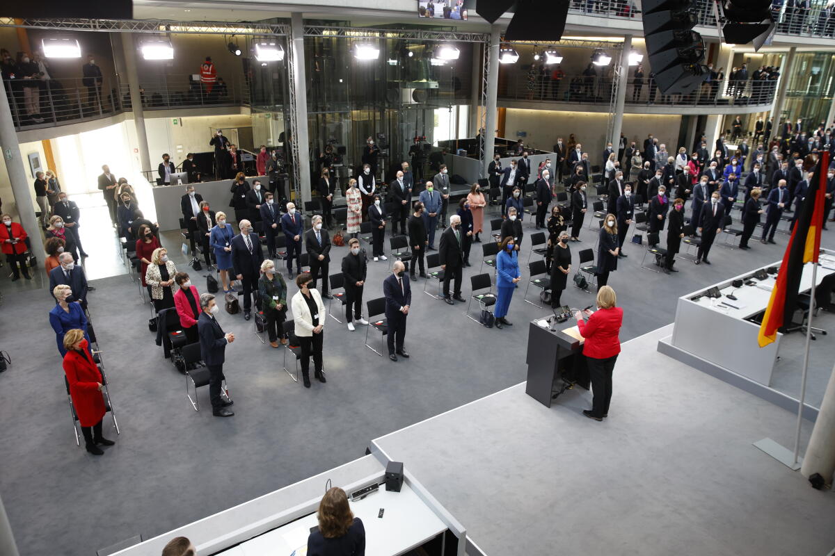 Die 17. Bundesversammlung tritt am Sonntag, 13. Februar 2022, im Paul-Löbe-Haus des Deutschen Bundestages zusammen, um das nächste Staatsoberhaupt zu wählen. Bundestagspräsidentin Bärbel Bas, SPD, MdB, leitet die Bundesversammlung. Die Versammlung wird aus den 736 Mitgliedern des Bundestages und ebenso vielen von den Volksvertretungen der 16 Bundesländer bestimmten Delegierten gebildet. Blick auf die Delegierten im Foyer des Paul-Löbe-Hauses. Die 17. Bundesversammlung tritt am Sonntag, 13. Februar 2022, im Paul-Löbe-Haus des Deutschen Bundestages zusammen, um das nächste Staatsoberhaupt zu wählen. Bundestagspräsidentin Bärbel Bas, SPD, MdB, leitet die Bundesversammlung. Die Versammlung wird aus den 736 Mitgliedern des Bundestages und ebenso vielen von den Volksvertretungen der 16 Bundesländer bestimmten Delegierten gebildet. Blick auf die Delegierten im Foyer des Paul-Löbe-Hauses.