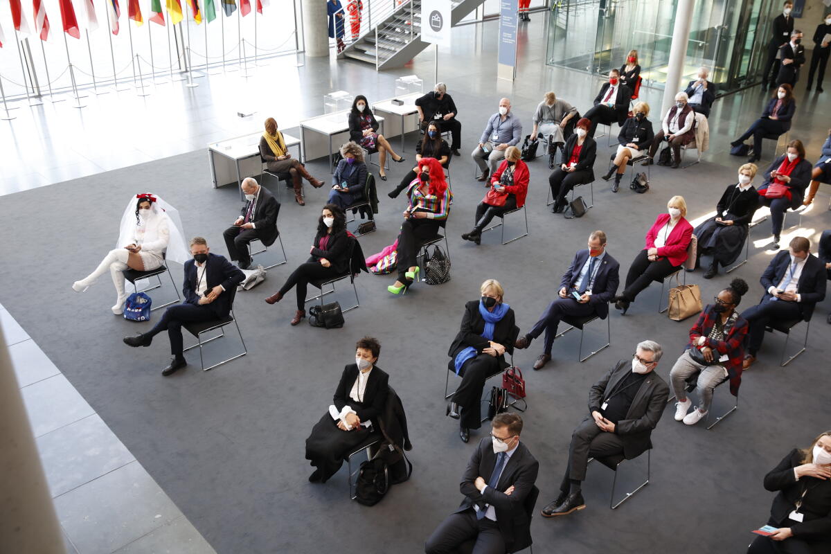 Die 17. Bundesversammlung tritt am Sonntag, 13. Februar 2022, im Paul-Löbe-Haus des Deutschen Bundestages zusammen, um das nächste Staatsoberhaupt zu wählen. Bundestagspräsidentin Bärbel Bas, SPD, MdB, leitet die Bundesversammlung. Die Versammlung wird aus den 736 Mitgliedern des Bundestages und ebenso vielen von den Volksvertretungen der 16 Bundesländer bestimmten Delegierten gebildet. Blick auf Delegierte der Fraktion Die Linke. der Bundesversammlung. Die 17. Bundesversammlung tritt am Sonntag, 13. Februar 2022, im Paul-Löbe-Haus des Deutschen Bundestages zusammen, um das nächste Staatsoberhaupt zu wählen. Bundestagspräsidentin Bärbel Bas, SPD, MdB, leitet die Bundesversammlung. Die Versammlung wird aus den 736 Mitgliedern des Bundestages und ebenso vielen von den Volksvertretungen der 16 Bundesländer bestimmten Delegierten gebildet. Blick auf Delegierte der Fraktion Die Linke. der Bundesversammlung.