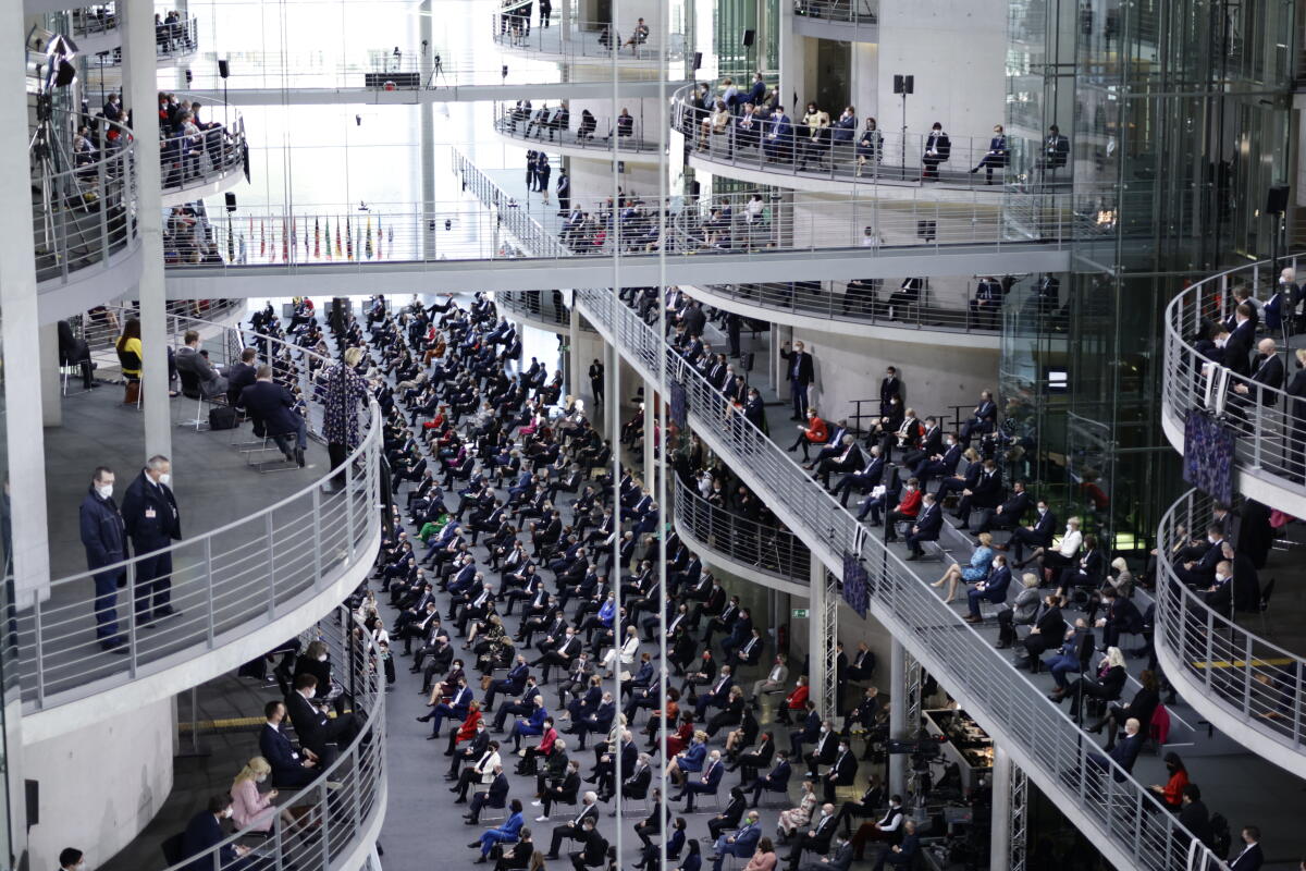 Die 17. Bundesversammlung tritt am Sonntag, 13. Februar 2022, im Paul-Löbe-Haus des Deutschen Bundestages zusammen, um das nächste Staatsoberhaupt zu wählen. Bundestagspräsidentin Bärbel Bas, SPD, MdB, leitet die Bundesversammlung. Die Versammlung wird aus den 736 Mitgliedern des Bundestages und ebenso vielen von den Volksvertretungen der 16 Bundesländer bestimmten Delegierten gebildet. Blick auf Delegierte, die auf mehreren Etagen vor den Sitzungssälen der Ausschüsse und im Foyer des Paul-Löbe-Hauses, die Bundesversammlung über Videomonitore verfolgen. Die 17. Bundesversammlung tritt am Sonntag, 13. Februar 2022, im Paul-Löbe-Haus des Deutschen Bundestages zusammen, um das nächste Staatsoberhaupt zu wählen. Bundestagspräsidentin Bärbel Bas, SPD, MdB, leitet die Bundesversammlung. Die Versammlung wird aus den 736 Mitgliedern des Bundestages und ebenso vielen von den Volksvertretungen der 16 Bundesländer bestimmten Delegierten gebildet. Blick auf Delegierte, die auf mehreren Etagen vor den Sitzungssälen der Ausschüsse und im Foyer des Paul-Löbe-Hauses, die Bundesversammlung über Videomonitore verfolgen.