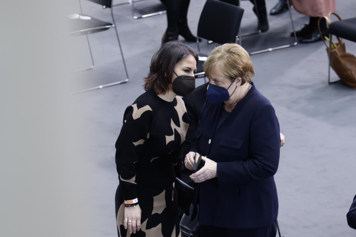 Die 17. Bundesversammlung tritt am Sonntag, 13. Februar 2022, im Paul-Löbe-Haus des Deutschen Bundestages zusammen, um das nächste Staatsoberhaupt zu wählen. Bundestagspräsidentin Bärbel Bas, SPD, MdB, leitet die Bundesversammlung. Die Versammlung wird aus den 736 Mitgliedern des Bundestages und ebenso vielen von den Volksvertretungen der 16 Bundesländer bestimmten Delegierten gebildet. Bundeskanzlerin a. D. Dr. Angela Merkel (r) im Gespräch mit der Bundesministerin des Auswärtigen Annalena Baerbock (l), Bündnis 90/Die Grünen, MdB. Merkel, Angela; Baerbock, Annalena Die 17. Bundesversammlung tritt am Sonntag, 13. Februar 2022, im Paul-Löbe-Haus des Deutschen Bundestages zusammen, um das nächste Staatsoberhaupt zu wählen. Bundestagspräsidentin Bärbel Bas, SPD, MdB, leitet die Bundesversammlung. Die Versammlung wird aus den 736 Mitgliedern des Bundestages und ebenso vielen von den Volksvertretungen der 16 Bundesländer bestimmten Delegierten gebildet. Bundeskanzlerin a. D. Dr. Angela Merkel (r) im Gespräch mit der Bundesministerin des Auswärtigen Annalena Baerbock (l), Bündnis 90/Die Grünen, MdB.