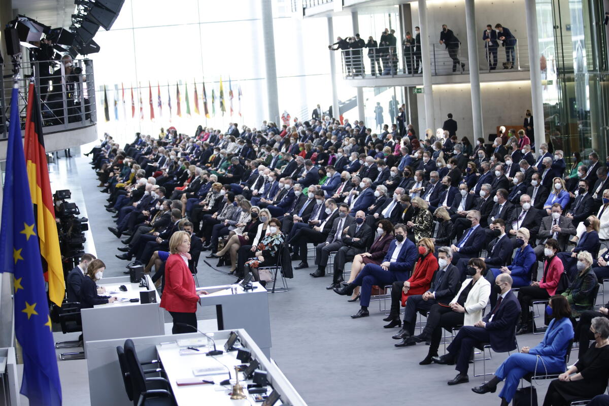 Die 17. Bundesversammlung tritt am Sonntag, 13. Februar 2022, im Paul-Löbe-Haus des Deutschen Bundestages zusammen, um das nächste Staatsoberhaupt zu wählen. Bundestagspräsidentin Bärbel Bas, SPD, MdB, leitet die Bundesversammlung. Die Versammlung wird aus den 736 Mitgliedern des Bundestages und ebenso vielen von den Volksvertretungen der 16 Bundesländer bestimmten Delegierten gebildet. Blick auf das Foyer des Paul-Löbe-Hauses mit den Delegierten. Die 17. Bundesversammlung tritt am Sonntag, 13. Februar 2022, im Paul-Löbe-Haus des Deutschen Bundestages zusammen, um das nächste Staatsoberhaupt zu wählen. Bundestagspräsidentin Bärbel Bas, SPD, MdB, leitet die Bundesversammlung. Die Versammlung wird aus den 736 Mitgliedern des Bundestages und ebenso vielen von den Volksvertretungen der 16 Bundesländer bestimmten Delegierten gebildet. Blick auf das Foyer des Paul-Löbe-Hauses mit den Delegierten.