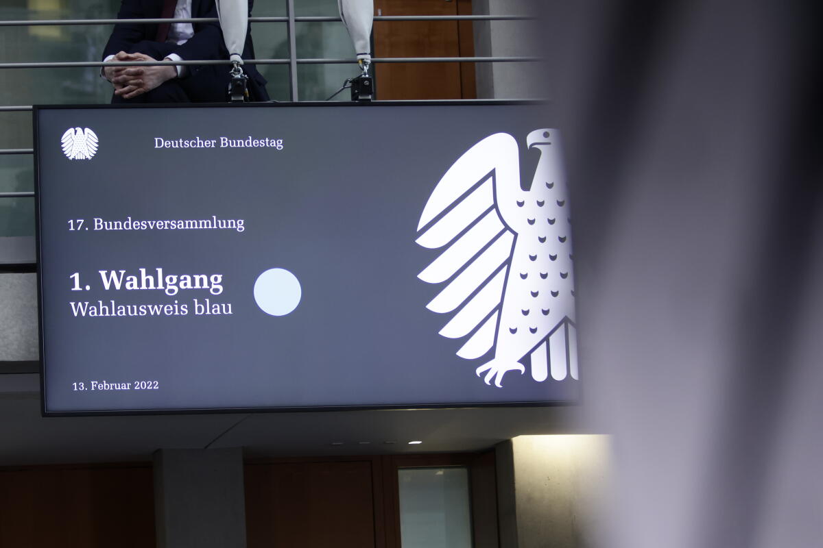 Die 17. Bundesversammlung tritt am Sonntag, 13. Februar 2022, im Paul-Löbe-Haus des Deutschen Bundestages zusammen, um das nächste Staatsoberhaupt zu wählen. Bundestagspräsidentin Bärbel Bas, SPD, MdB, leitet die Bundesversammlung. Die Versammlung wird aus den 736 Mitgliedern des Bundestages und ebenso vielen von den Volksvertretungen der 16 Bundesländer bestimmten Delegierten gebildet. Blick auf eine Bildschirmübertragung mit dem Hinweis auf den 1. Wahlgang. Die 17. Bundesversammlung tritt am Sonntag, 13. Februar 2022, im Paul-Löbe-Haus des Deutschen Bundestages zusammen, um das nächste Staatsoberhaupt zu wählen. Bundestagspräsidentin Bärbel Bas, SPD, MdB, leitet die Bundesversammlung. Die Versammlung wird aus den 736 Mitgliedern des Bundestages und ebenso vielen von den Volksvertretungen der 16 Bundesländer bestimmten Delegierten gebildet. Blick auf eine Bildschirmübertragung mit dem Hinweis auf den 1. Wahlgang.