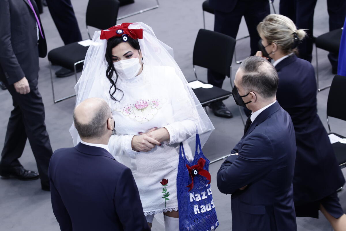 Die 17. Bundesversammlung tritt am Sonntag, 13. Februar 2022, im Paul-Löbe-Haus des Deutschen Bundestages zusammen, um das nächste Staatsoberhaupt zu wählen. Bundestagspräsidentin Bärbel Bas, SPD, MdB, leitet die Bundesversammlung. Die Versammlung wird aus den 736 Mitgliedern des Bundestages und ebenso vielen von den Volksvertretungen der 16 Bundesländer bestimmten Delegierten gebildet. Dr. Reyhan Sahin aka Lady Bitch Ray bei der 17. Bundesversammlung im Gespräch mit Bundeskanzler Olaf Schulz und Heiko Maaß. Sahin, Reyhan Die 17. Bundesversammlung tritt am Sonntag, 13. Februar 2022, im Paul-Löbe-Haus des Deutschen Bundestages zusammen, um das nächste Staatsoberhaupt zu wählen. Bundestagspräsidentin Bärbel Bas, SPD, MdB, leitet die Bundesversammlung. Die Versammlung wird aus den 736 Mitgliedern des Bundestages und ebenso vielen von den Volksvertretungen der 16 Bundesländer bestimmten Delegierten gebildet. Dr. Reyhan Sahin aka Lady Bitch Ray bei der 17. Bundesversammlung im Gespräch mit Bundeskanzler Olaf Schulz und Heiko Maaß.