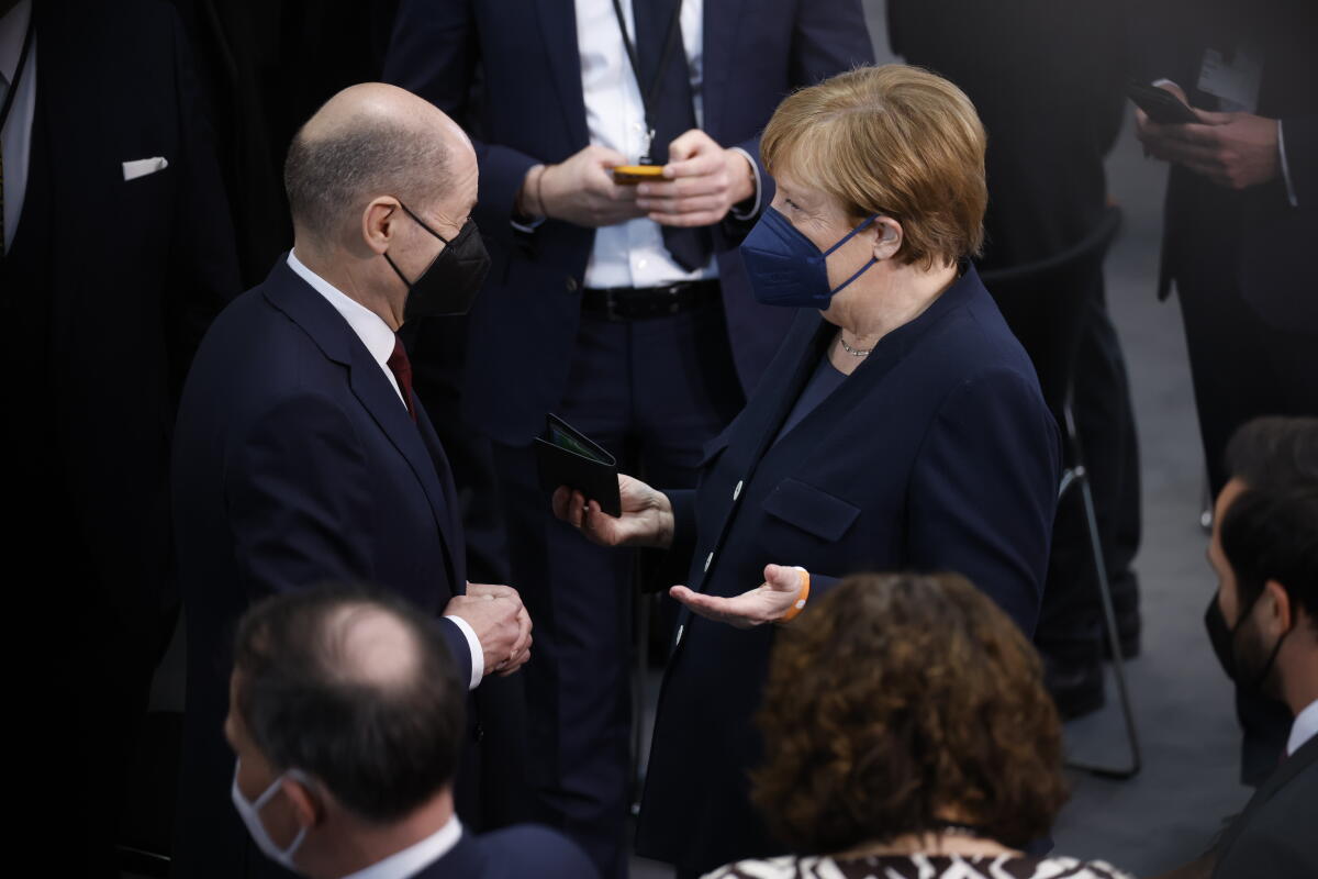 Merkel, Angela; Scholz, Olaf Die 17. Bundesversammlung tritt am Sonntag, 13. Februar 2022, im Paul-Löbe-Haus des Deutschen Bundestages zusammen, um das nächste Staatsoberhaupt zu wählen. Bundestagspräsidentin Bärbel Bas, SPD, MdB, leitet die Bundesversammlung. Die Versammlung wird aus den 736 Mitgliedern des Bundestages und ebenso vielen von den Volksvertretungen der 16 Bundesländer bestimmten Delegierten gebildet. Bundeskanzler Olaf Scholz (l), SPD, MdB, im Gespräch mit Bundeskanzlerin a. D. Dr. Angela Merkel (r).