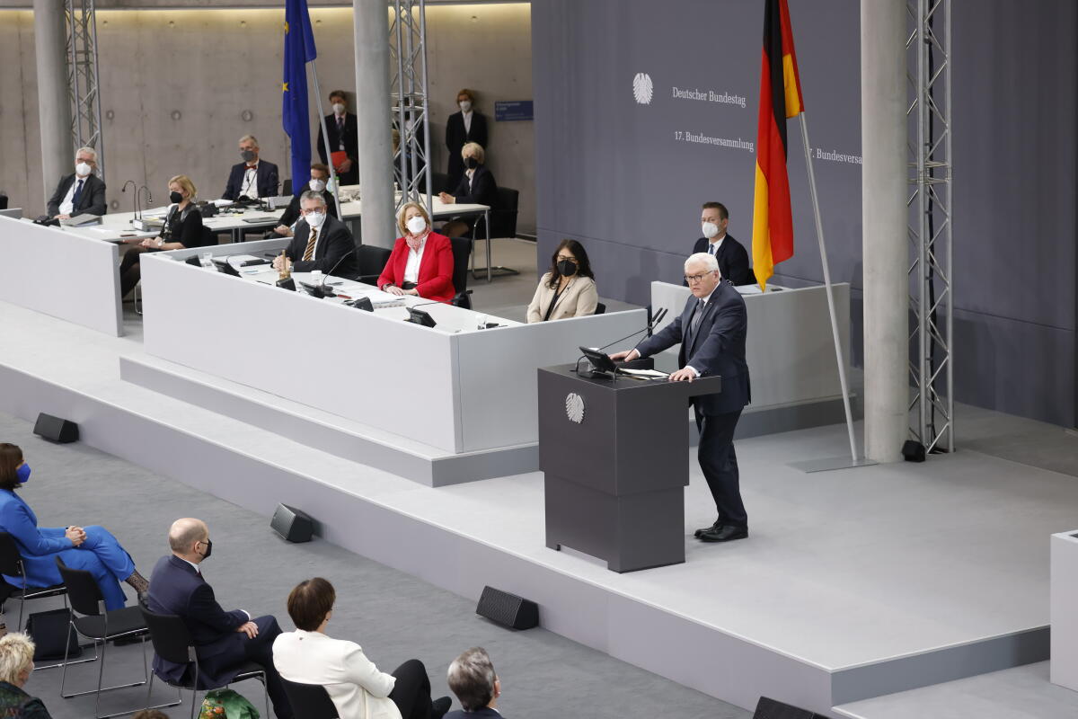Die 17. Bundesversammlung tritt am Sonntag, 13. Februar 2022, im Paul-Löbe-Haus des Deutschen Bundestages zusammen, um das nächste Staatsoberhaupt zu wählen. Bundestagspräsidentin Bärbel Bas, SPD, MdB, leitet die Bundesversammlung. Die Versammlung wird aus den 736 Mitgliedern des Bundestages und ebenso vielen von den Volksvertretungen der 16 Bundesländer bestimmten Delegierten gebildet. Bundespräsident Dr. Frank-Walter Steinmeier bei seiner ersten Rede nach der Wiederwahl. Steinmeier, Frank-Walter Die 17. Bundesversammlung tritt am Sonntag, 13. Februar 2022, im Paul-Löbe-Haus des Deutschen Bundestages zusammen, um das nächste Staatsoberhaupt zu wählen. Bundestagspräsidentin Bärbel Bas, SPD, MdB, leitet die Bundesversammlung. Die Versammlung wird aus den 736 Mitgliedern des Bundestages und ebenso vielen von den Volksvertretungen der 16 Bundesländer bestimmten Delegierten gebildet. Bundespräsident Dr. Frank-Walter Steinmeier bei seiner ersten Rede nach der Wiederwahl.