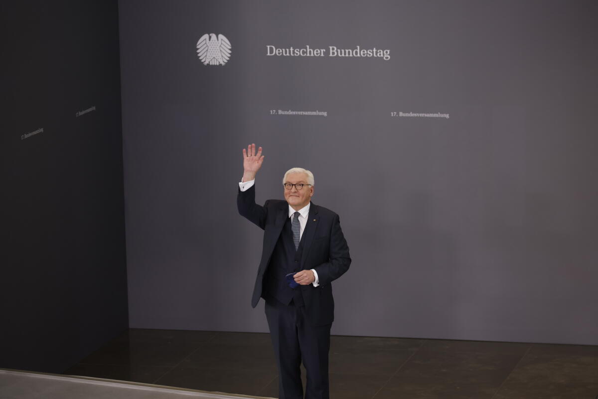 Die 17. Bundesversammlung tritt am Sonntag, 13. Februar 2022, im Paul-Löbe-Haus des Deutschen Bundestages zusammen, um das nächste Staatsoberhaupt zu wählen. Bundestagspräsidentin Bärbel Bas, SPD, MdB, leitet die Bundesversammlung. Die Versammlung wird aus den 736 Mitgliedern des Bundestages und ebenso vielen von den Volksvertretungen der 16 Bundesländer bestimmten Delegierten gebildet. Bundespräsident Dr. Frank-Walter Steinmeier (im Bild) nach der Verkündung des Wahlergebnisses. Steinmeier, Frank-Walter Die 17. Bundesversammlung tritt am Sonntag, 13. Februar 2022, im Paul-Löbe-Haus des Deutschen Bundestages zusammen, um das nächste Staatsoberhaupt zu wählen. Bundestagspräsidentin Bärbel Bas, SPD, MdB, leitet die Bundesversammlung. Die Versammlung wird aus den 736 Mitgliedern des Bundestages und ebenso vielen von den Volksvertretungen der 16 Bundesländer bestimmten Delegierten gebildet. Bundespräsident Dr. Frank-Walter Steinmeier (im Bild) nach der Verkündung des Wahlergebnisses.