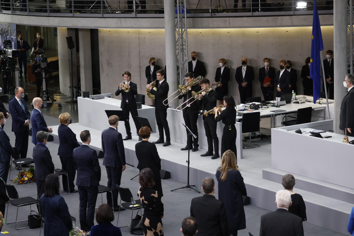 Die 17. Bundesversammlung tritt am Sonntag, 13. Februar 2022, im Paul-Löbe-Haus des Deutschen Bundestages zusammen, um das nächste Staatsoberhaupt zu wählen. Bundestagspräsidentin Bärbel Bas, SPD, MdB, leitet die Bundesversammlung. Die Versammlung wird aus den 736 Mitgliedern des Bundestages und ebenso vielen von den Volksvertretungen der 16 Bundesländer bestimmten Delegierten gebildet. Das Blechbläserensemble der Universität der Künste Berlin (m) spielt die Nationalhymne Deutschlands. Die 17. Bundesversammlung tritt am Sonntag, 13. Februar 2022, im Paul-Löbe-Haus des Deutschen Bundestages zusammen, um das nächste Staatsoberhaupt zu wählen. Bundestagspräsidentin Bärbel Bas, SPD, MdB, leitet die Bundesversammlung. Die Versammlung wird aus den 736 Mitgliedern des Bundestages und ebenso vielen von den Volksvertretungen der 16 Bundesländer bestimmten Delegierten gebildet. Das Blechbläserensemble der Universität der Künste Berlin (m) spielt die Nationalhymne Deutschlands.