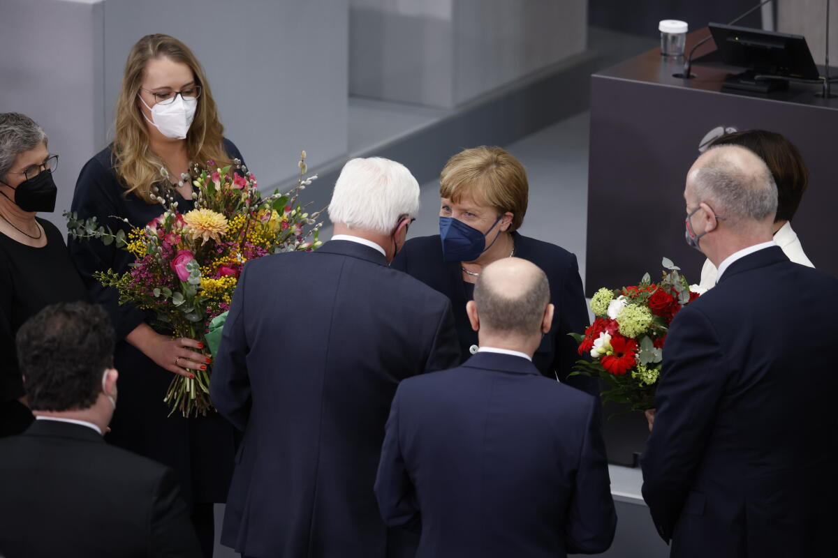Die 17. Bundesversammlung tritt am Sonntag, 13. Februar 2022, im Paul-Löbe-Haus des Deutschen Bundestages zusammen, um das nächste Staatsoberhaupt zu wählen. Bundestagspräsidentin Bärbel Bas, SPD, MdB, leitet die Bundesversammlung. Die Versammlung wird aus den 736 Mitgliedern des Bundestages und ebenso vielen von den Volksvertretungen der 16 Bundesländer bestimmten Delegierten gebildet. Der wiedergewählte Bundespräsident Dr. Frank-Walter Steinmeier nimmt Glückwünsche zur Wahl an. Steinmeier, Frank-Walter; Merkel, Angela Die 17. Bundesversammlung tritt am Sonntag, 13. Februar 2022, im Paul-Löbe-Haus des Deutschen Bundestages zusammen, um das nächste Staatsoberhaupt zu wählen. Bundestagspräsidentin Bärbel Bas, SPD, MdB, leitet die Bundesversammlung. Die Versammlung wird aus den 736 Mitgliedern des Bundestages und ebenso vielen von den Volksvertretungen der 16 Bundesländer bestimmten Delegierten gebildet. Der wiedergewählte Bundespräsident Dr. Frank-Walter Steinmeier nimmt Glückwünsche zur Wahl an.
