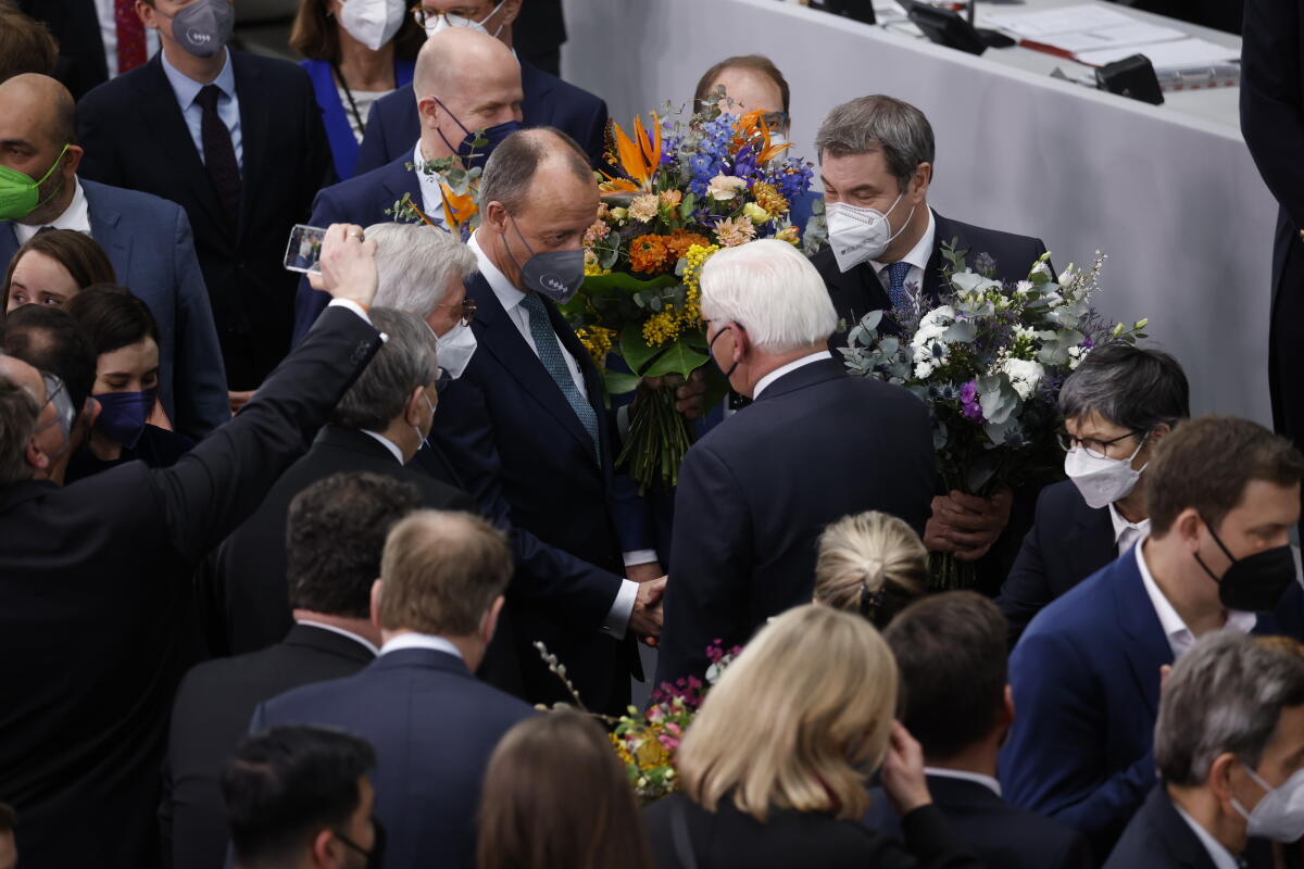 Die 17. Bundesversammlung tritt am Sonntag, 13. Februar 2022, im Paul-Löbe-Haus des Deutschen Bundestages zusammen, um das nächste Staatsoberhaupt zu wählen. Bundestagspräsidentin Bärbel Bas, SPD, MdB, leitet die Bundesversammlung. Die Versammlung wird aus den 736 Mitgliedern des Bundestages und ebenso vielen von den Volksvertretungen der 16 Bundesländer bestimmten Delegierten gebildet. Der wiedergewählte Bundespräsident Dr. Frank-Walter Steinmeier nimmt Glückwünsche zur Wahl an. Steinmeier, Frank-Walter; Söder, Markus; Merz, Friedrich Die 17. Bundesversammlung tritt am Sonntag, 13. Februar 2022, im Paul-Löbe-Haus des Deutschen Bundestages zusammen, um das nächste Staatsoberhaupt zu wählen. Bundestagspräsidentin Bärbel Bas, SPD, MdB, leitet die Bundesversammlung. Die Versammlung wird aus den 736 Mitgliedern des Bundestages und ebenso vielen von den Volksvertretungen der 16 Bundesländer bestimmten Delegierten gebildet. Der wiedergewählte Bundespräsident Dr. Frank-Walter Steinmeier nimmt Glückwünsche zur Wahl an.