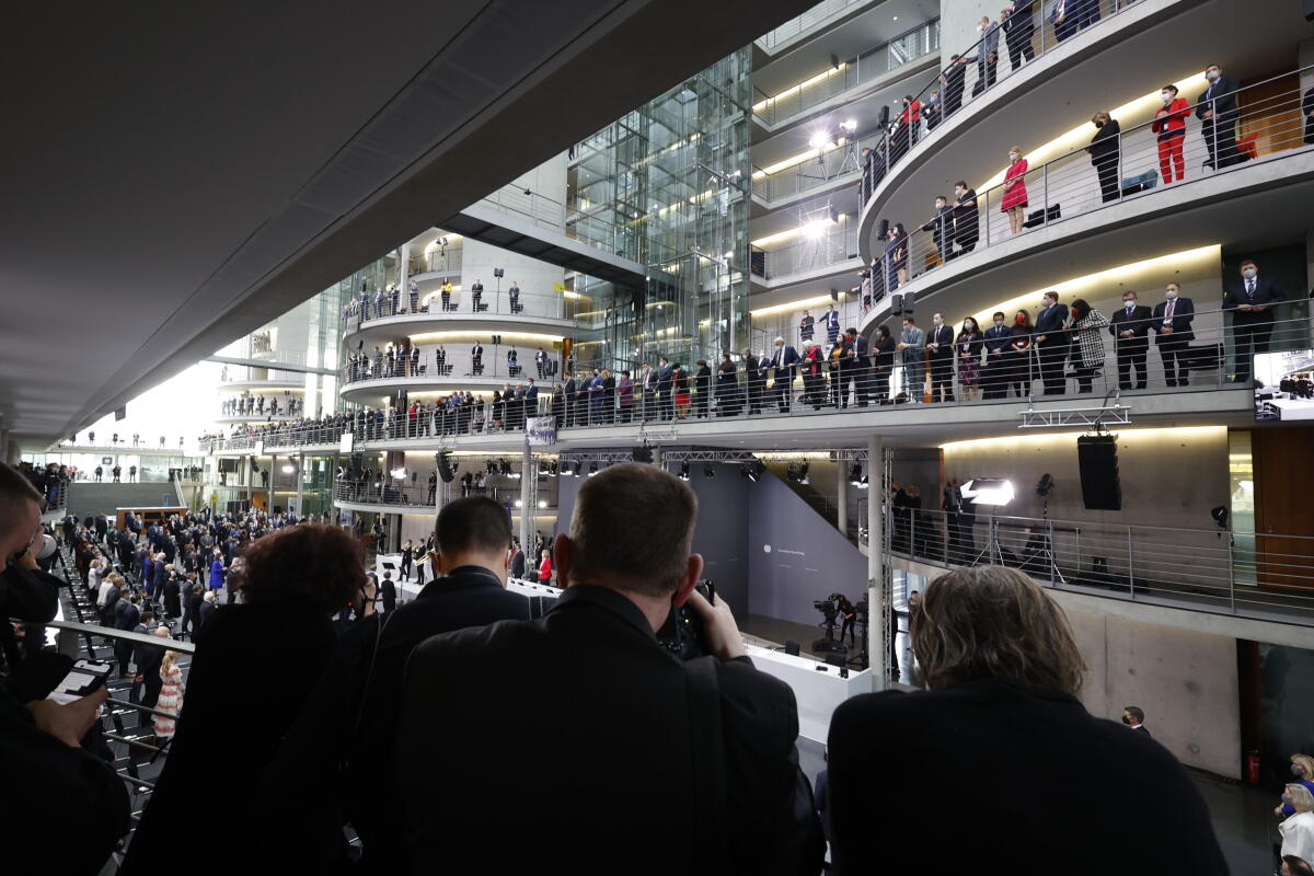 Die 17. Bundesversammlung tritt am Sonntag, 13. Februar 2022, im Paul-Löbe-Haus des Deutschen Bundestages zusammen, um das nächste Staatsoberhaupt zu wählen. Bundestagspräsidentin Bärbel Bas, SPD, MdB, leitet die Bundesversammlung. Die Versammlung wird aus den 736 Mitgliedern des Bundestages und ebenso vielen von den Volksvertretungen der 16 Bundesländer bestimmten Delegierten gebildet. Blick auf Delegierte, die auf mehreren Etagen vor den Sitzungssälen der Ausschüsse, die Bundesversammlung über Videomonitore verfolgen. Die 17. Bundesversammlung tritt am Sonntag, 13. Februar 2022, im Paul-Löbe-Haus des Deutschen Bundestages zusammen, um das nächste Staatsoberhaupt zu wählen. Bundestagspräsidentin Bärbel Bas, SPD, MdB, leitet die Bundesversammlung. Die Versammlung wird aus den 736 Mitgliedern des Bundestages und ebenso vielen von den Volksvertretungen der 16 Bundesländer bestimmten Delegierten gebildet. Blick auf Delegierte, die auf mehreren Etagen vor den Sitzungssälen der Ausschüsse, die Bundesversammlung über Videomonitore verfolgen.