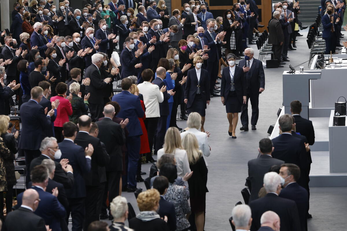 Die 17. Bundesversammlung tritt am Sonntag, 13. Februar 2022, im Paul-Löbe-Haus des Deutschen Bundestages zusammen, um das nächste Staatsoberhaupt zu wählen. Bundestagspräsidentin Bärbel Bas, SPD, MdB, leitet die Bundesversammlung. Die Versammlung wird aus den 736 Mitgliedern des Bundestages und ebenso vielen von den Volksvertretungen der 16 Bundesländer bestimmten Delegierten gebildet. Blick in das Foyer des Paul-Löbe-Hauses beim Gang von Bundespräsident Dr. Frank-Walter Steinmeier zum Rednerpult. Steinmeier, Frank-Walter Die 17. Bundesversammlung tritt am Sonntag, 13. Februar 2022, im Paul-Löbe-Haus des Deutschen Bundestages zusammen, um das nächste Staatsoberhaupt zu wählen. Bundestagspräsidentin Bärbel Bas, SPD, MdB, leitet die Bundesversammlung. Die Versammlung wird aus den 736 Mitgliedern des Bundestages und ebenso vielen von den Volksvertretungen der 16 Bundesländer bestimmten Delegierten gebildet. Blick in das Foyer des Paul-Löbe-Hauses beim Gang von Bundespräsident Dr. Frank-Walter Steinmeier zum Rednerpult.