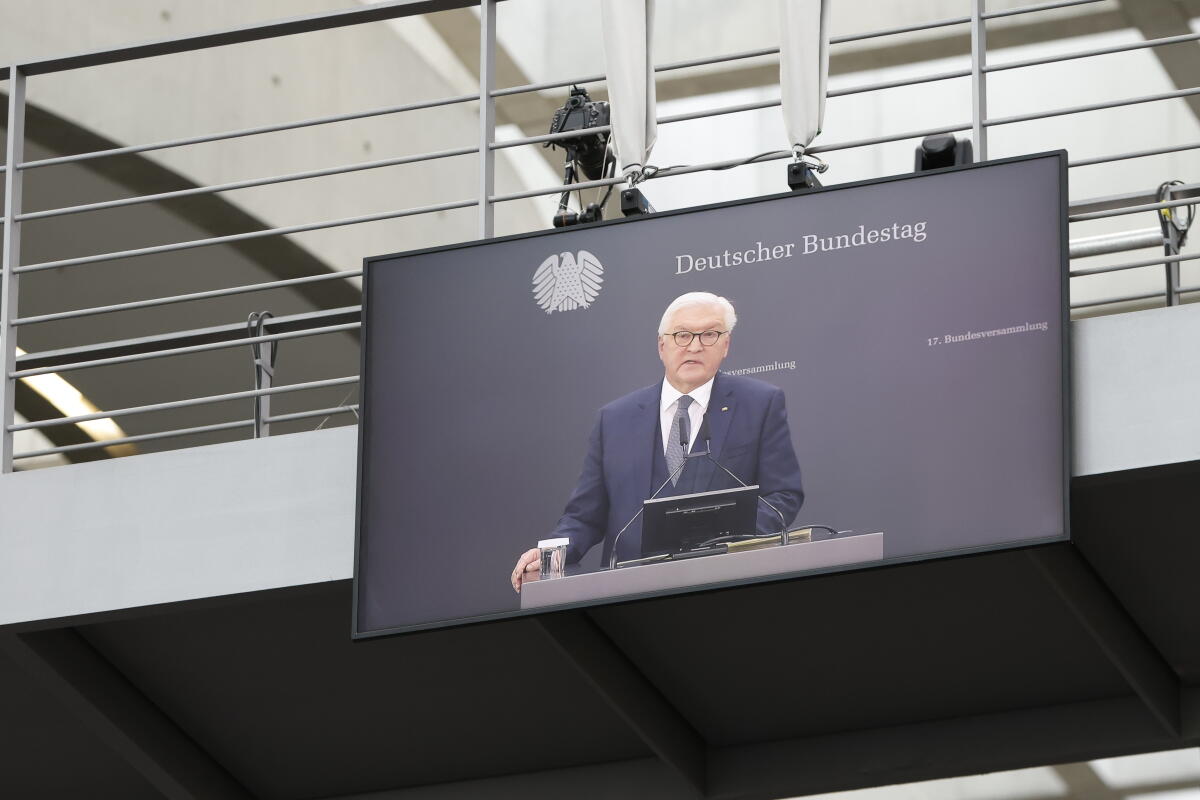 Die 17. Bundesversammlung tritt am Sonntag, 13. Februar 2022, im Paul-Löbe-Haus des Deutschen Bundestages zusammen, um das nächste Staatsoberhaupt zu wählen. Bundestagspräsidentin Bärbel Bas, SPD, MdB, leitet die Bundesversammlung. Die Versammlung wird aus den 736 Mitgliedern des Bundestages und ebenso vielen von den Volksvertretungen der 16 Bundesländer bestimmten Delegierten gebildet. Blick auf einen Bildschirm während der ersten Rede von Bundespräsident Dr. Frank-Walter Steinmeier (im Bild) nach seiner Wiederwahl. Steinmeier, Frank-Walter Die 17. Bundesversammlung tritt am Sonntag, 13. Februar 2022, im Paul-Löbe-Haus des Deutschen Bundestages zusammen, um das nächste Staatsoberhaupt zu wählen. Bundestagspräsidentin Bärbel Bas, SPD, MdB, leitet die Bundesversammlung. Die Versammlung wird aus den 736 Mitgliedern des Bundestages und ebenso vielen von den Volksvertretungen der 16 Bundesländer bestimmten Delegierten gebildet. Blick auf einen Bildschirm während der ersten Rede von Bundespräsident Dr. Frank-Walter Steinmeier (im Bild) nach seiner Wiederwahl.