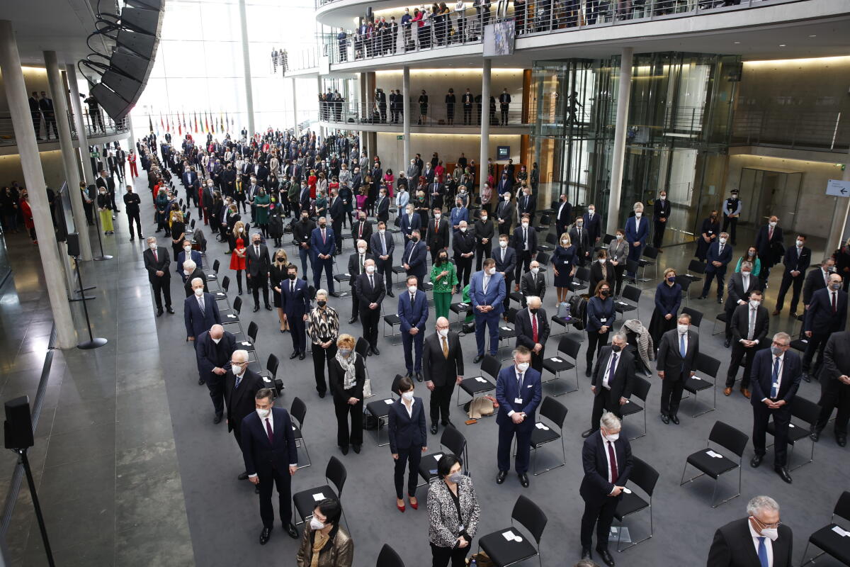 Die 17. Bundesversammlung tritt am Sonntag, 13. Februar 2022, im Paul-Löbe-Haus des Deutschen Bundestages zusammen, um das nächste Staatsoberhaupt zu wählen. Bundestagspräsidentin Bärbel Bas, SPD, MdB, leitet die Bundesversammlung. Die Versammlung wird aus den 736 Mitgliedern des Bundestages und ebenso vielen von den Volksvertretungen der 16 Bundesländer bestimmten Delegierten gebildet. Blick auf das Foyer des Paul-Löbe-Hauses mit Delegierten während der Nationalhymne Deutschlands. Die 17. Bundesversammlung tritt am Sonntag, 13. Februar 2022, im Paul-Löbe-Haus des Deutschen Bundestages zusammen, um das nächste Staatsoberhaupt zu wählen. Bundestagspräsidentin Bärbel Bas, SPD, MdB, leitet die Bundesversammlung. Die Versammlung wird aus den 736 Mitgliedern des Bundestages und ebenso vielen von den Volksvertretungen der 16 Bundesländer bestimmten Delegierten gebildet. Blick auf das Foyer des Paul-Löbe-Hauses mit Delegierten während der Nationalhymne Deutschlands.