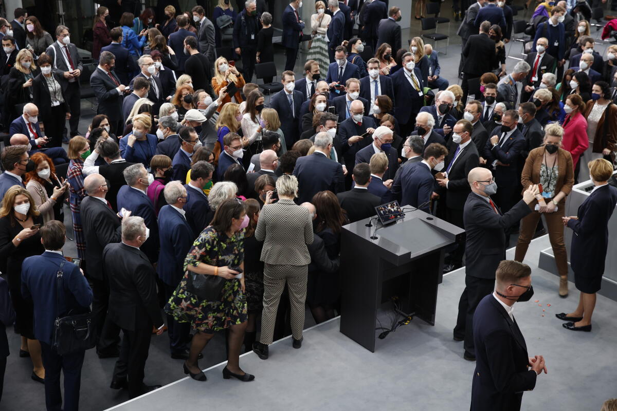 Die 17. Bundesversammlung tritt am Sonntag, 13. Februar 2022, im Paul-Löbe-Haus des Deutschen Bundestages zusammen, um das nächste Staatsoberhaupt zu wählen. Bundestagspräsidentin Bärbel Bas, SPD, MdB, leitet die Bundesversammlung. Die Versammlung wird aus den 736 Mitgliedern des Bundestages und ebenso vielen von den Volksvertretungen der 16 Bundesländer bestimmten Delegierten gebildet. Der wiedergewählte Bundespräsident Dr. Frank-Walter Steinmeier nimmt Glückwünsche zur Wahl an. Die 17. Bundesversammlung tritt am Sonntag, 13. Februar 2022, im Paul-Löbe-Haus des Deutschen Bundestages zusammen, um das nächste Staatsoberhaupt zu wählen. Bundestagspräsidentin Bärbel Bas, SPD, MdB, leitet die Bundesversammlung. Die Versammlung wird aus den 736 Mitgliedern des Bundestages und ebenso vielen von den Volksvertretungen der 16 Bundesländer bestimmten Delegierten gebildet. Der wiedergewählte Bundespräsident Dr. Frank-Walter Steinmeier nimmt Glückwünsche zur Wahl an.