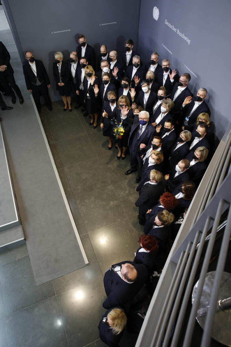 Die 17. Bundesversammlung tritt am Sonntag, 13. Februar 2022, im Paul-Löbe-Haus des Deutschen Bundestages zusammen, um das nächste Staatsoberhaupt zu wählen. Bundestagspräsidentin Bärbel Bas, SPD, MdB, leitet die Bundesversammlung. Die Versammlung wird aus den 736 Mitgliedern des Bundestages und ebenso vielen von den Volksvertretungen der 16 Bundesländer bestimmten Delegierten gebildet. Bundespräsident Dr. Frank-Walter Steinmeier zusammen mit dem Plenarassistenzdienst des Deutschen Bundestages. Steinmeier, Frank-Walter Die 17. Bundesversammlung tritt am Sonntag, 13. Februar 2022, im Paul-Löbe-Haus des Deutschen Bundestages zusammen, um das nächste Staatsoberhaupt zu wählen. Bundestagspräsidentin Bärbel Bas, SPD, MdB, leitet die Bundesversammlung. Die Versammlung wird aus den 736 Mitgliedern des Bundestages und ebenso vielen von den Volksvertretungen der 16 Bundesländer bestimmten Delegierten gebildet. Bundespräsident Dr. Frank-Walter Steinmeier zusammen mit dem Plenarassistenzdienst des Deutschen Bundestages.