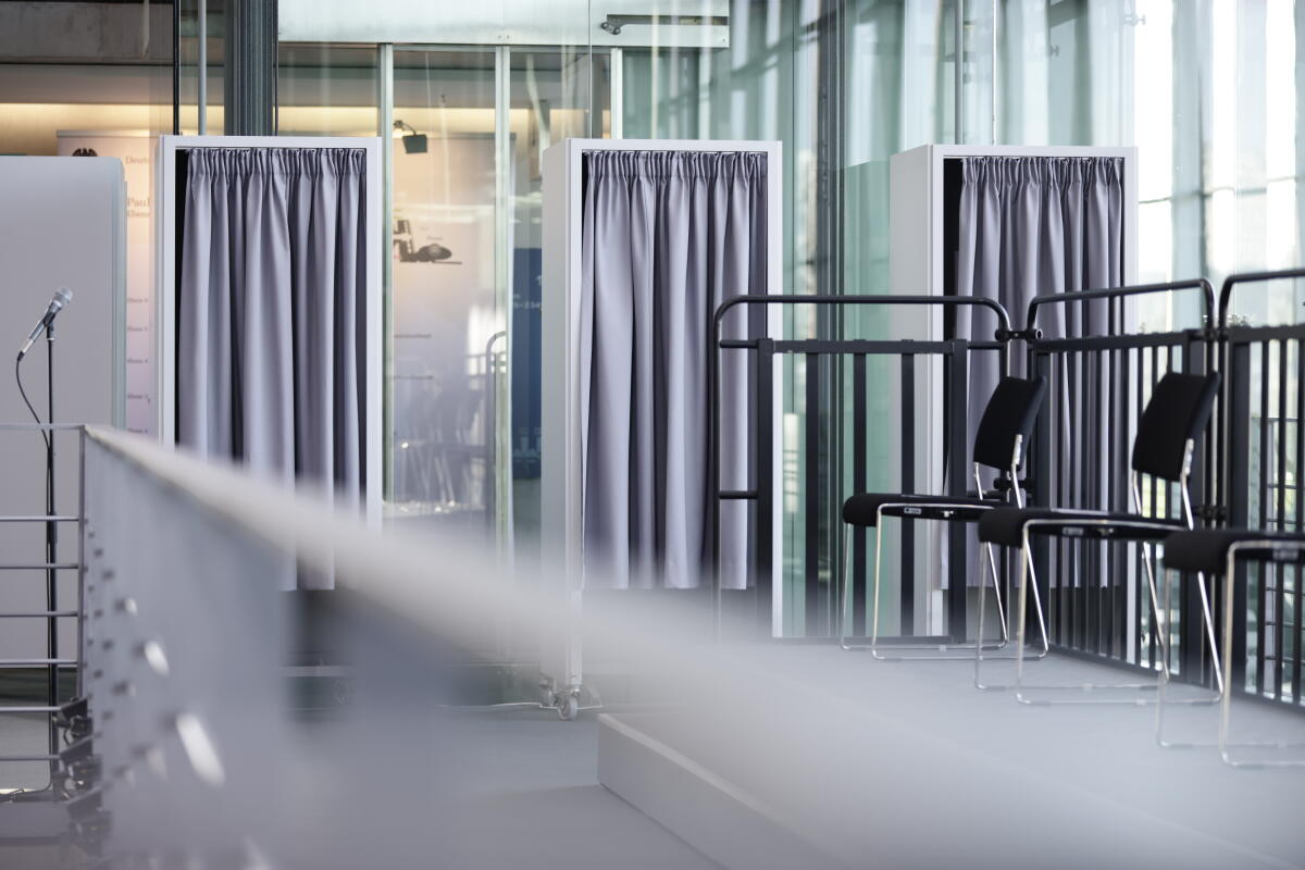 Die 17. Bundesversammlung tritt am Sonntag, 13. Februar 2022, im Paul-Löbe-Haus des Deutschen Bundestages zusammen, um das nächste Staatsoberhaupt zu wählen. Bundestagspräsidentin Bärbel Bas, SPD, MdB, leitet die Bundesversammlung. Die Versammlung wird aus den 736 Mitgliedern des Bundestages und ebenso vielen von den Volksvertretungen der 16 Bundesländer bestimmten Delegierten gebildet. Blick auf die Wahlkabinen neben der Ehrentribüne. Die 17. Bundesversammlung tritt am Sonntag, 13. Februar 2022, im Paul-Löbe-Haus des Deutschen Bundestages zusammen, um das nächste Staatsoberhaupt zu wählen. Bundestagspräsidentin Bärbel Bas, SPD, MdB, leitet die Bundesversammlung. Die Versammlung wird aus den 736 Mitgliedern des Bundestages und ebenso vielen von den Volksvertretungen der 16 Bundesländer bestimmten Delegierten gebildet. Blick auf die Wahlkabinen neben der Ehrentribüne.