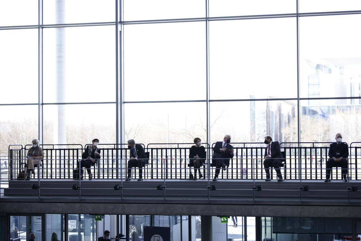 Die 17. Bundesversammlung tritt am Sonntag, 13. Februar 2022, im Paul-Löbe-Haus des Deutschen Bundestages zusammen, um das nächste Staatsoberhaupt zu wählen. Bundestagspräsidentin Bärbel Bas, SPD, MdB, leitet die Bundesversammlung. Die Versammlung wird aus den 736 Mitgliedern des Bundestages und ebenso vielen von den Volksvertretungen der 16 Bundesländer bestimmten Delegierten gebildet. Blick auf die Ehrentribüne (vlnr): Bundesverteidigungsministerin Christine Lambrecht, SPD, Bundestagspräsidentin a. D. Prof. Dr. Rita Süssmuth, Präsident des Bundesverfassungsgerichts Prof. Dr. Stephan Harbarth, Elke Büdenbender, Bundespräsident Dr. Frank-Walter Steinmeier, und die weiteren Kandidaten für das Amt des Staatsoberhauptes: Prof. Dr. Gerhard Trabert und Prof. Dr. Max Otte. Steinmeier, Frank-Walter; Büdenbender, Elke; Süssmuth, Rita; Lambrecht, Christine; Harbath, Stephan; Trabert, Gerhard; Otte, Max Die 17. Bundesversammlung tritt am Sonntag, 13. Februar 2022, im Paul-Löbe-Haus des Deutschen Bundestages zusammen, um das nächste Staatsoberhaupt zu wählen. Bundestagspräsidentin Bärbel Bas, SPD, MdB, leitet die Bundesversammlung. Die Versammlung wird aus den 736 Mitgliedern des Bundestages und ebenso vielen von den Volksvertretungen der 16 Bundesländer bestimmten Delegierten gebildet. Blick auf die Ehrentribüne (vlnr): Bundesverteidigungsministerin Christine Lambrecht, SPD, Bundestagspräsidentin a. D. Prof. Dr. Rita Süssmuth, Präsident des Bundesverfassungsgerichts Prof. Dr. Stephan Harbarth, Elke Büdenbender, Bundespräsident Dr. Frank-Walter Steinmeier, und die weiteren Kandidaten für das Amt des Staatsoberhauptes: Prof. Dr. Gerhard Trabert und Prof. Dr. Max Otte.