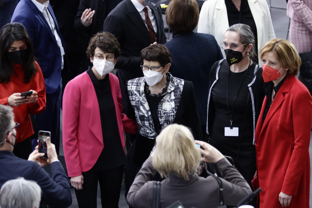 Die 17. Bundesversammlung tritt am Sonntag, 13. Februar 2022, im Paul-Löbe-Haus des Deutschen Bundestages zusammen, um das nächste Staatsoberhaupt zu wählen. Bundestagspräsidentin Bärbel Bas, SPD, MdB, leitet die Bundesversammlung. Die Versammlung wird aus den 736 Mitgliedern des Bundestages und ebenso vielen von den Volksvertretungen der 16 Bundesländer bestimmten Delegierten gebildet. Hier: Delegierte Dr. Özlem Türeci (2vl), Bundestagspräsidentin a. D. Prof. Dr. Rita Süssmuth (m) und Ministerpräsidentin von Rheinland-Pfalz Malu Dreyer (r), SPD, MdL. Türeci, Özlem; Dreyer, Malu; Süssmuth, Rita Die 17. Bundesversammlung tritt am Sonntag, 13. Februar 2022, im Paul-Löbe-Haus des Deutschen Bundestages zusammen, um das nächste Staatsoberhaupt zu wählen. Bundestagspräsidentin Bärbel Bas, SPD, MdB, leitet die Bundesversammlung. Die Versammlung wird aus den 736 Mitgliedern des Bundestages und ebenso vielen von den Volksvertretungen der 16 Bundesländer bestimmten Delegierten gebildet. Hier: Delegierte Dr. Özlem Türeci (2vl), Bundestagspräsidentin a. D. Prof. Dr. Rita Süssmuth (m) und Ministerpräsidentin von Rheinland-Pfalz Malu Dreyer (r), SPD, MdL.