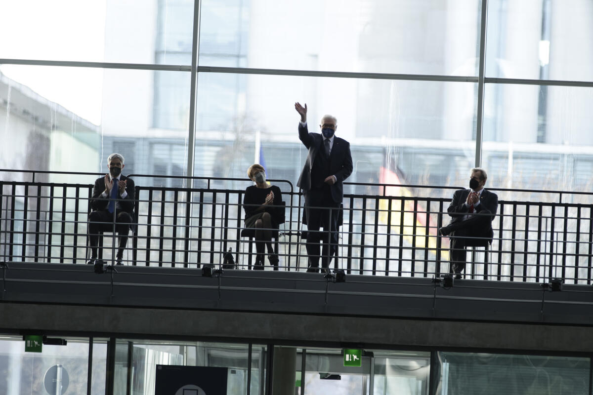 Die 17. Bundesversammlung tritt am Sonntag, 13. Februar 2022, im Paul-Löbe-Haus des Deutschen Bundestages zusammen, um das nächste Staatsoberhaupt zu wählen. Bundestagspräsidentin Bärbel Bas, SPD, MdB, leitet die Bundesversammlung. Die Versammlung wird aus den 736 Mitgliedern des Bundestages und ebenso vielen von den Volksvertretungen der 16 Bundesländer bestimmten Delegierten gebildet. Blick auf die Ehrentribüne nach der Verkündung des Wahlergebnisses (vlnr): Präsident des Bundesverfassungsgerichts Prof. Dr. Stephan Harbarth, Elke Büdenbender, Bundespräsident Dr. Frank-Walter Steinmeier und Kandidat zur Wahl zum Bundespräsidenten Gerhard Trabert. Die 17. Bundesversammlung tritt am Sonntag, 13. Februar 2022, im Paul-Löbe-Haus des Deutschen Bundestages zusammen, um das nächste Staatsoberhaupt zu wählen. Bundestagspräsidentin Bärbel Bas, SPD, MdB, leitet die Bundesversammlung. Die Versammlung wird aus den 736 Mitgliedern des Bundestages und ebenso vielen von den Volksvertretungen der 16 Bundesländer bestimmten Delegierten gebildet. Blick auf die Ehrentribüne nach der Verkündung des Wahlergebnisses (vlnr): Präsident des Bundesverfassungsgerichts Prof. Dr. Stephan Harbarth, Elke Büdenbender, Bundespräsident Dr. Frank-Walter Steinmeier und Kandidat zur Wahl zum Bundespräsidenten Gerhard Trabert.