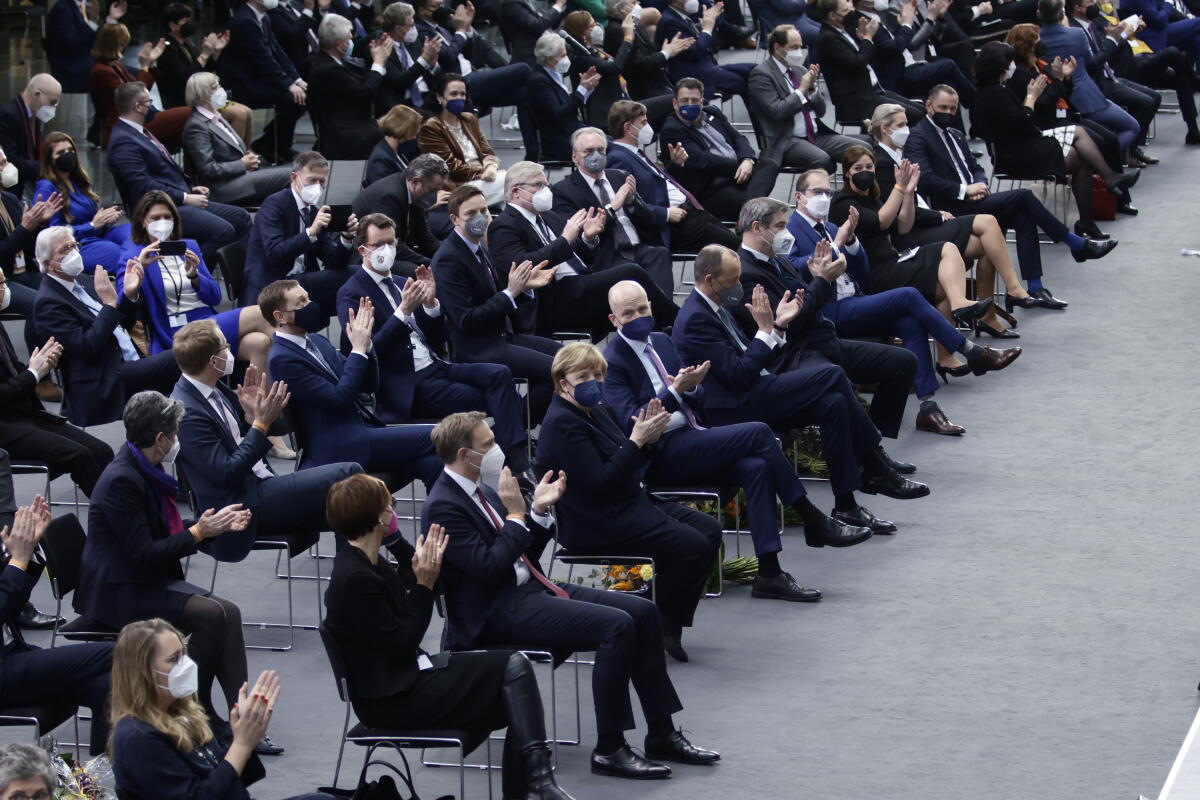 Die 17. Bundesversammlung tritt am Sonntag, 13. Februar 2022, im Paul-Löbe-Haus des Deutschen Bundestages zusammen, um das nächste Staatsoberhaupt zu wählen. Bundestagspräsidentin Bärbel Bas, SPD, MdB, leitet die Bundesversammlung. Die Versammlung wird aus den 736 Mitgliedern des Bundestages und ebenso vielen von den Volksvertretungen der 16 Bundesländer bestimmten Delegierten gebildet. Die 17. Bundesversammlung tritt am Sonntag, 13. Februar 2022, im Paul-Löbe-Haus des Deutschen Bundestages zusammen, um das nächste Staatsoberhaupt zu wählen. Bundestagspräsidentin Bärbel Bas, SPD, MdB, leitet die Bundesversammlung. Die Versammlung wird aus den 736 Mitgliedern des Bundestages und ebenso vielen von den Volksvertretungen der 16 Bundesländer bestimmten Delegierten gebildet.