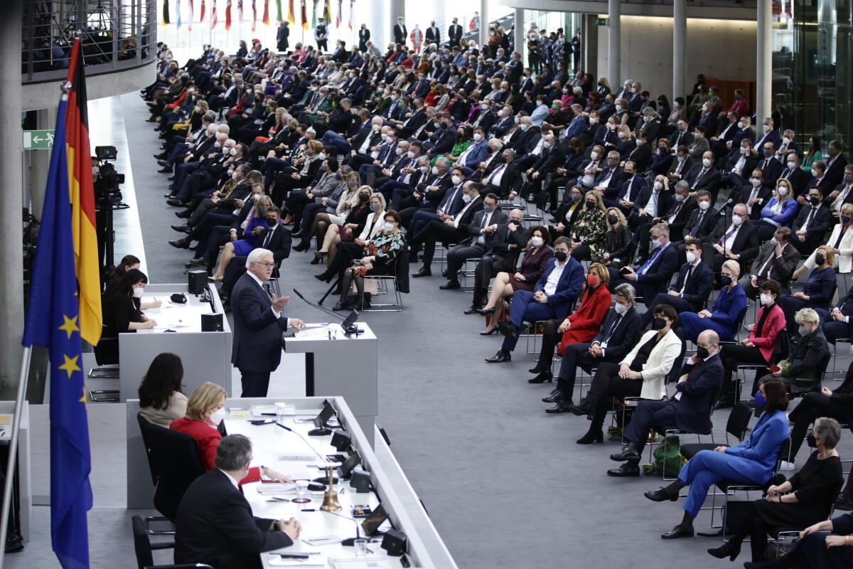Die 17. Bundesversammlung tritt am Sonntag, 13. Februar 2022, im Paul-Löbe-Haus des Deutschen Bundestages zusammen, um das nächste Staatsoberhaupt zu wählen. Bundestagspräsidentin Bärbel Bas, SPD, MdB, leitet die Bundesversammlung. Die Versammlung wird aus den 736 Mitgliedern des Bundestages und ebenso vielen von den Volksvertretungen der 16 Bundesländer bestimmten Delegierten gebildet. Die 17. Bundesversammlung tritt am Sonntag, 13. Februar 2022, im Paul-Löbe-Haus des Deutschen Bundestages zusammen, um das nächste Staatsoberhaupt zu wählen. Bundestagspräsidentin Bärbel Bas, SPD, MdB, leitet die Bundesversammlung. Die Versammlung wird aus den 736 Mitgliedern des Bundestages und ebenso vielen von den Volksvertretungen der 16 Bundesländer bestimmten Delegierten gebildet.