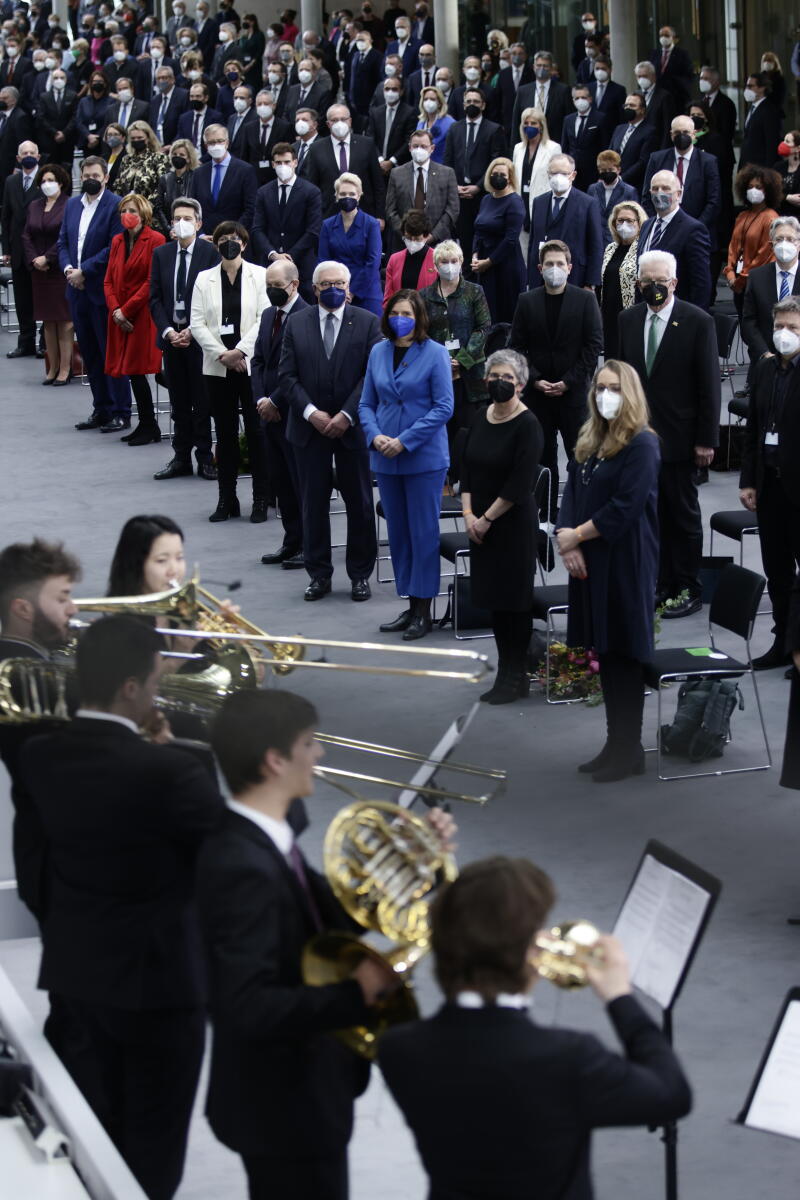 Die 17. Bundesversammlung tritt am Sonntag, 13. Februar 2022, im Paul-Löbe-Haus des Deutschen Bundestages zusammen, um das nächste Staatsoberhaupt zu wählen. Bundestagspräsidentin Bärbel Bas, SPD, MdB, leitet die Bundesversammlung. Die Versammlung wird aus den 736 Mitgliedern des Bundestages und ebenso vielen von den Volksvertretungen der 16 Bundesländer bestimmten Delegierten gebildet. Blick auf den wiedergewählten Bundespräsidenten Dr. Frank-Walter Steinmeier und Delegierte während der Intonation der Nationalhymne durch das Blechbläserensemble der Universität der Künste Berlin. Die 17. Bundesversammlung tritt am Sonntag, 13. Februar 2022, im Paul-Löbe-Haus des Deutschen Bundestages zusammen, um das nächste Staatsoberhaupt zu wählen. Bundestagspräsidentin Bärbel Bas, SPD, MdB, leitet die Bundesversammlung. Die Versammlung wird aus den 736 Mitgliedern des Bundestages und ebenso vielen von den Volksvertretungen der 16 Bundesländer bestimmten Delegierten gebildet. Blick auf den wiedergewählten Bundespräsidenten Dr. Frank-Walter Steinmeier und Delegierte während der Intonation der Nationalhymne durch das Blechbläserensemble der Universität der Künste Berlin.