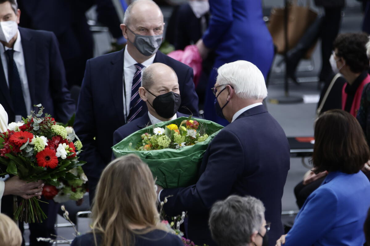 Steinmeier, Frank-Walter; Scholz, Olaf Die 17. Bundesversammlung tritt am Sonntag, 13. Februar 2022, im Paul-Löbe-Haus des Deutschen Bundestages zusammen, um das nächste Staatsoberhaupt zu wählen. Bundestagspräsidentin Bärbel Bas, SPD, MdB, leitet die Bundesversammlung. Die Versammlung wird aus den 736 Mitgliedern des Bundestages und ebenso vielen von den Volksvertretungen der 16 Bundesländer bestimmten Delegierten gebildet. Der wiedergewählte Bundespräsident Dr. Frank-Walter Steinmeier nimmt Glückwünsche zur Wahl an.