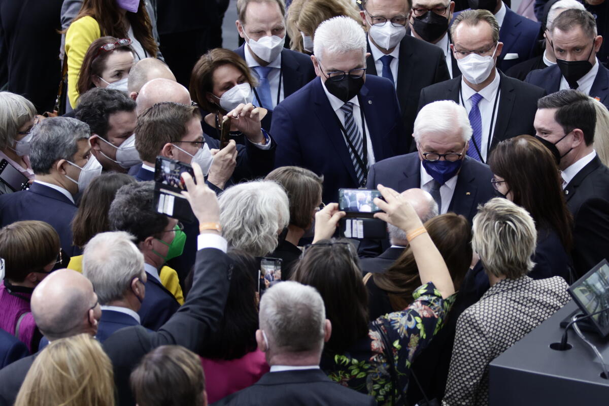 Die 17. Bundesversammlung tritt am Sonntag, 13. Februar 2022, im Paul-Löbe-Haus des Deutschen Bundestages zusammen, um das nächste Staatsoberhaupt zu wählen. Bundestagspräsidentin Bärbel Bas, SPD, MdB, leitet die Bundesversammlung. Die Versammlung wird aus den 736 Mitgliedern des Bundestages und ebenso vielen von den Volksvertretungen der 16 Bundesländer bestimmten Delegierten gebildet. Der wiedergewählte Bundespräsident Dr. Frank-Walter Steinmeier nimmt Glückwünsche zur Wahl an. Die 17. Bundesversammlung tritt am Sonntag, 13. Februar 2022, im Paul-Löbe-Haus des Deutschen Bundestages zusammen, um das nächste Staatsoberhaupt zu wählen. Bundestagspräsidentin Bärbel Bas, SPD, MdB, leitet die Bundesversammlung. Die Versammlung wird aus den 736 Mitgliedern des Bundestages und ebenso vielen von den Volksvertretungen der 16 Bundesländer bestimmten Delegierten gebildet. Der wiedergewählte Bundespräsident Dr. Frank-Walter Steinmeier nimmt Glückwünsche zur Wahl an.