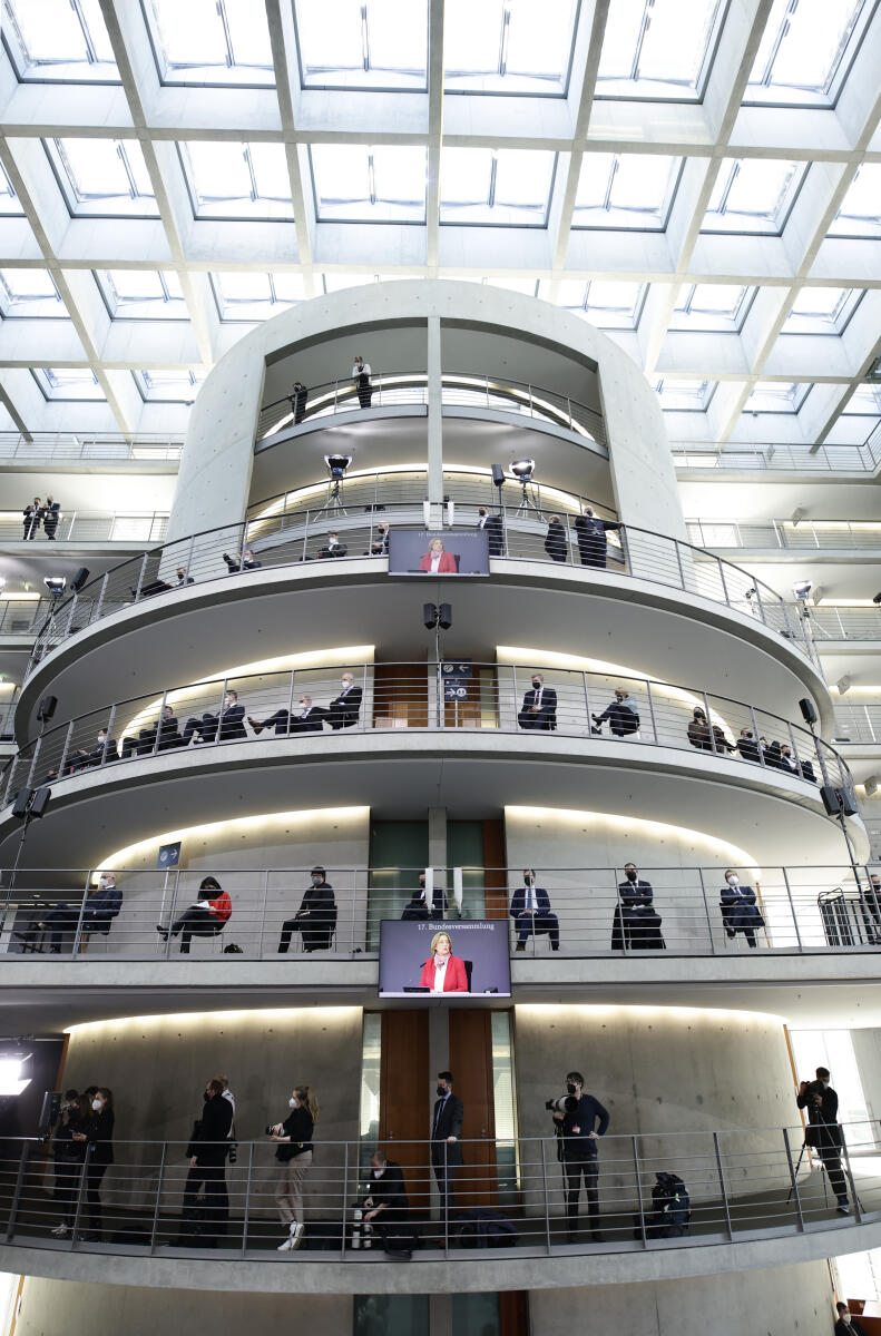  Die 17. Bundesversammlung tritt am Sonntag, 13. Februar 2022, im Paul-Löbe-Haus des Deutschen Bundestages zusammen, um das nächste Staatsoberhaupt zu wählen. Bundestagspräsidentin Bärbel Bas, SPD, MdB, leitet die Bundesversammlung. Die Versammlung wird aus den 736 Mitgliedern des Bundestages und ebenso vielen von den Volksvertretungen der 16 Bundesländer bestimmten Delegierten gebildet. Blick auf Delegierte, die auf mehreren Etagen vor den Sitzungssälen der Ausschüsse, die Bundesversammlung über Videomonitore verfolgen.