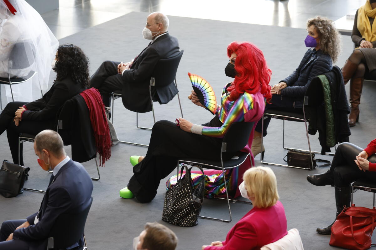 Die 17. Bundesversammlung tritt am Sonntag, 13. Februar 2022, im Paul-Löbe-Haus des Deutschen Bundestages zusammen, um das nächste Staatsoberhaupt zu wählen. Bundestagspräsidentin Bärbel Bas, SPD, MdB, leitet die Bundesversammlung. Die Versammlung wird aus den 736 Mitgliedern des Bundestages und ebenso vielen von den Volksvertretungen der 16 Bundesländer bestimmten Delegierten gebildet. Blick auf Delegierte. Die 17. Bundesversammlung tritt am Sonntag, 13. Februar 2022, im Paul-Löbe-Haus des Deutschen Bundestages zusammen, um das nächste Staatsoberhaupt zu wählen. Bundestagspräsidentin Bärbel Bas, SPD, MdB, leitet die Bundesversammlung. Die Versammlung wird aus den 736 Mitgliedern des Bundestages und ebenso vielen von den Volksvertretungen der 16 Bundesländer bestimmten Delegierten gebildet. Blick auf Delegierte.